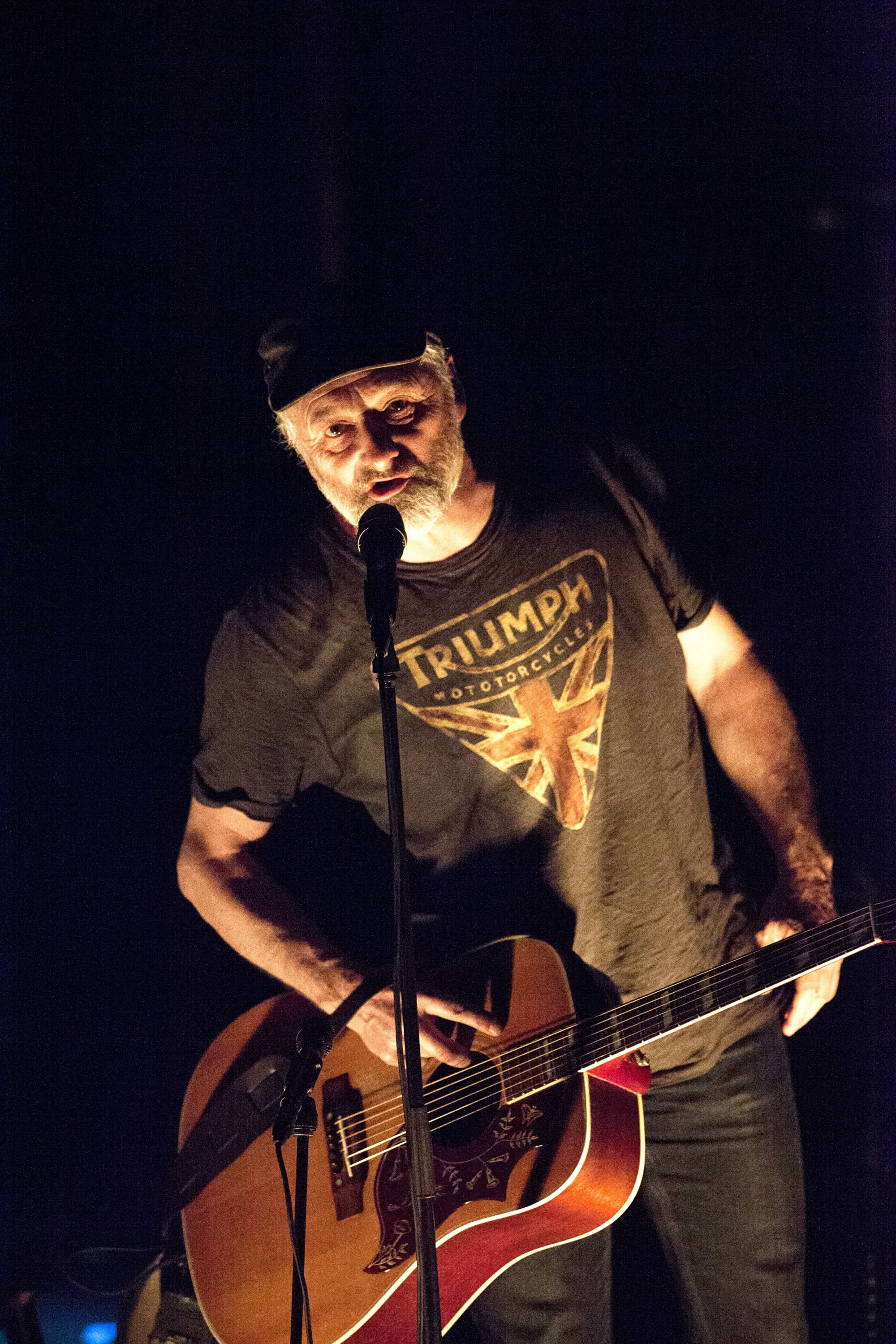 Allan Olsen kommer gerne med satiriske kommentarer til samfundsdebatten, når han spiller i landets krinkelkroge.
Foto: Polfoto