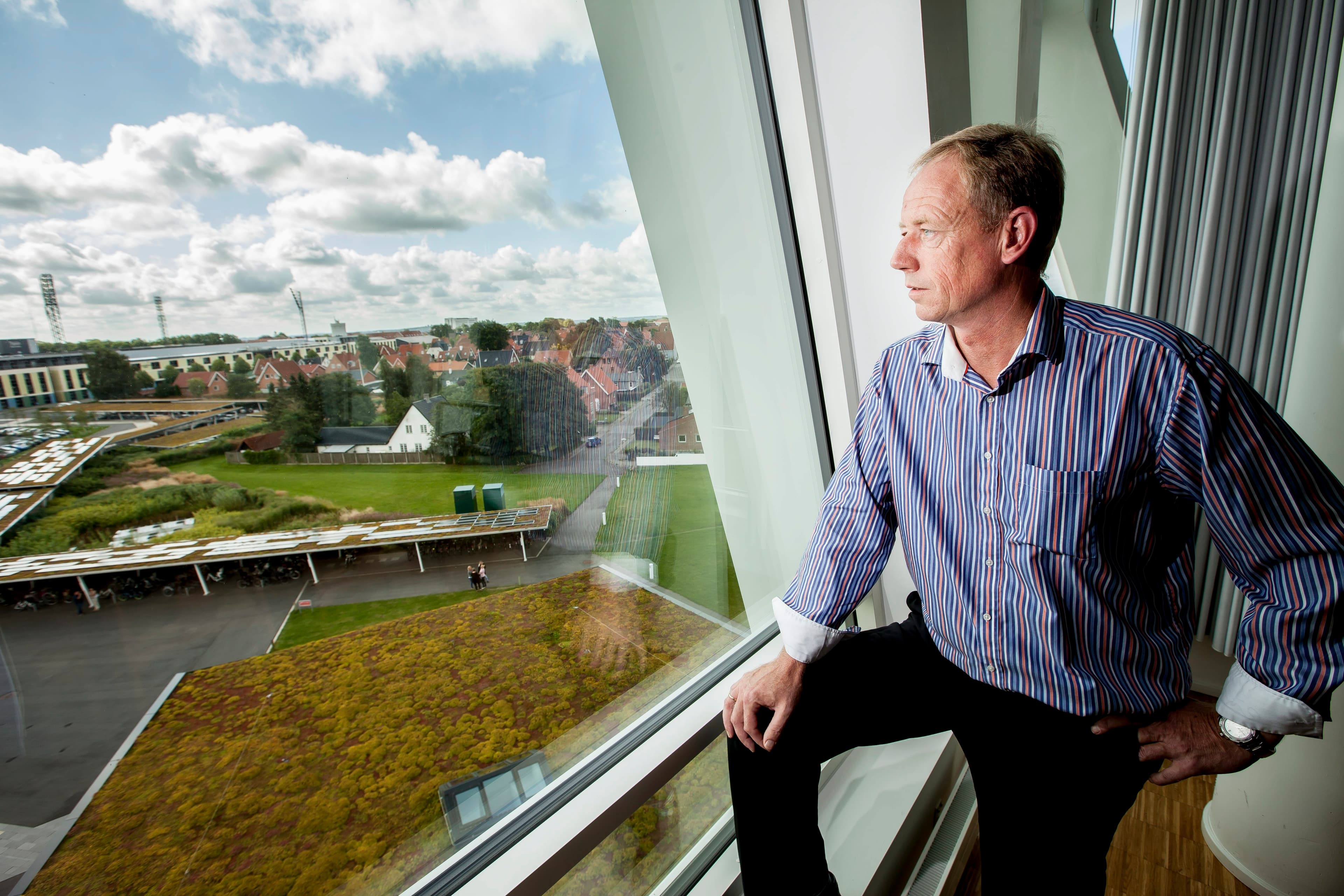 Torsten Nielsen på sit nye borgmesterkontor, hvor han afløser Søren Pape Poulsen. Det var selvsamme Søren Pape Poulsen – og varslede skolelukninger – der gjorde, at Torsten Nielsen gik ind i politik hos De Konservative.	Foto: Morten Dueholm, Scanpix