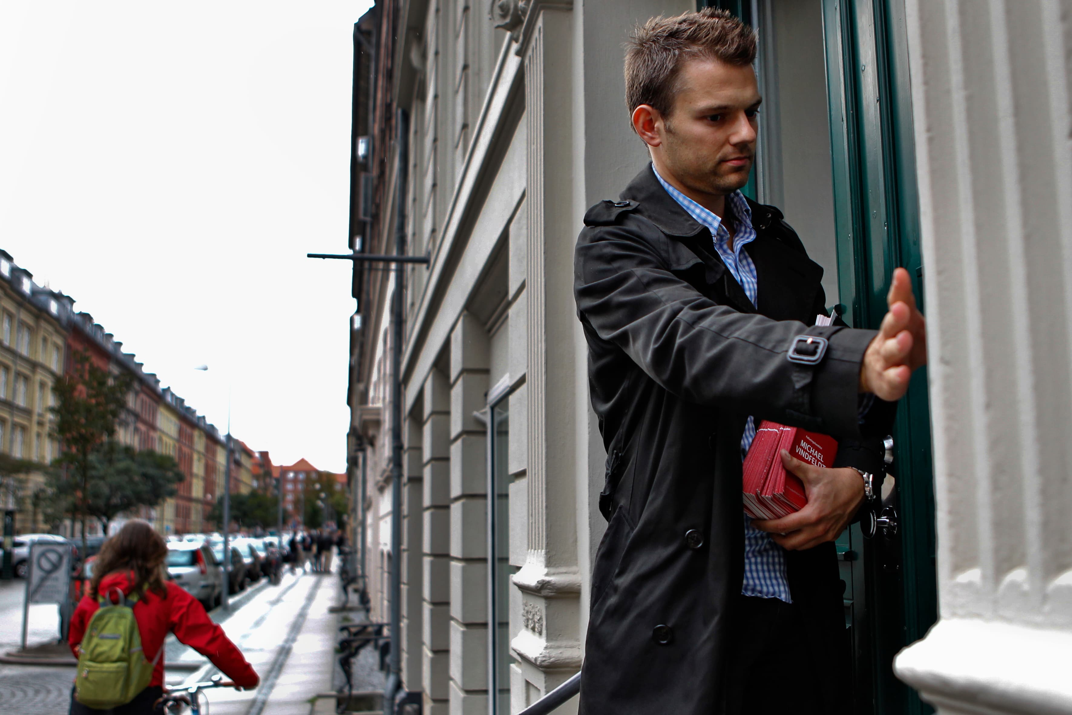Den er helt gal, når Frederiksberg vil bruge penge fra trafiksikkerhedspulje til dyre parkeringspladser, mener Michael Vindfeldt (S) (billedet). Det kan ikke lade sige gøre på anden måde, så det er prisen, lyder modargumentet fra Simon Aggesen (K).
Foto: Polfoto