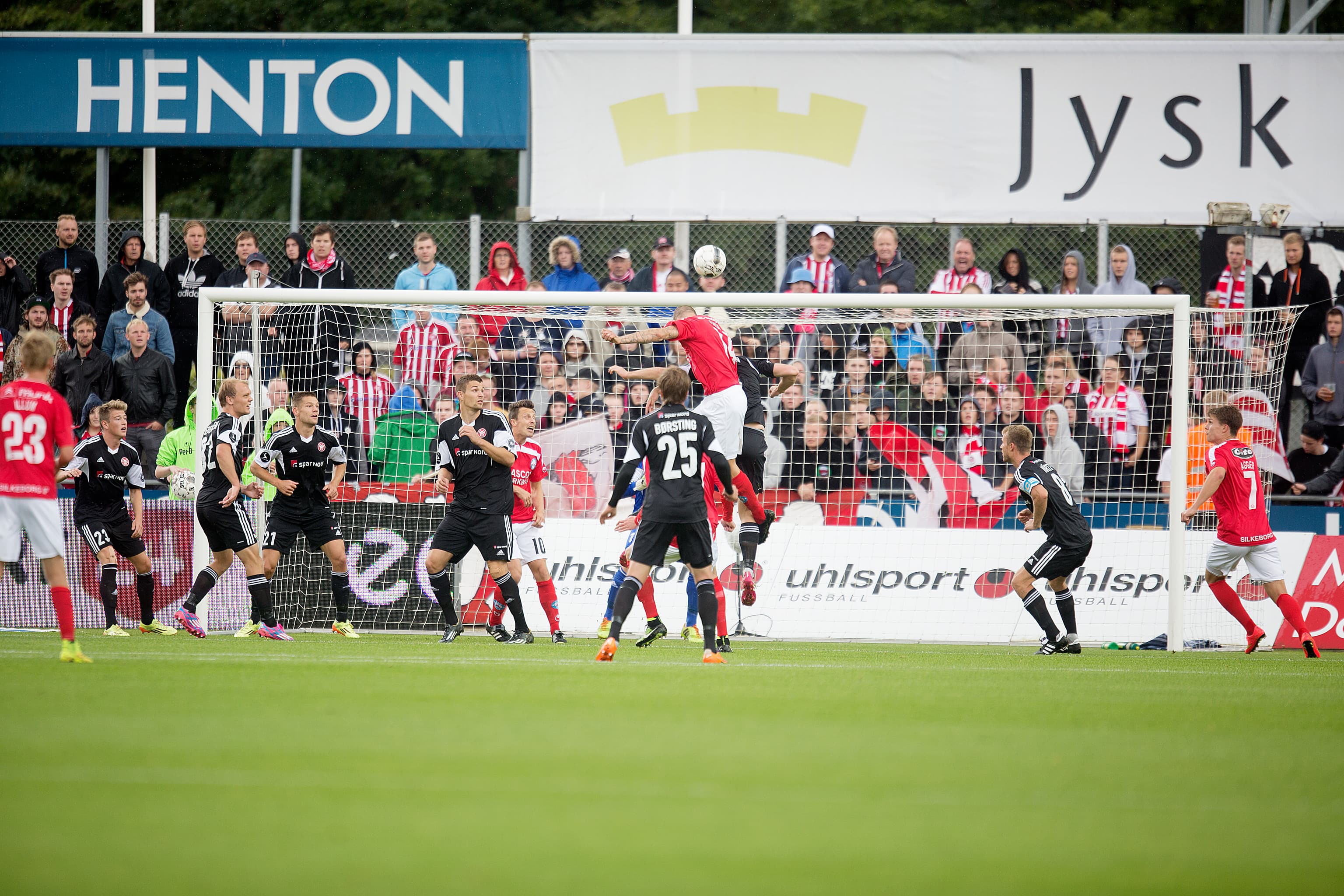 Silkeborg skal have nyt stadion, men flere byrådsmedlemmer mener, at kommunens bidrag til projektet er gået langt over stregen. Foto: Polfoto