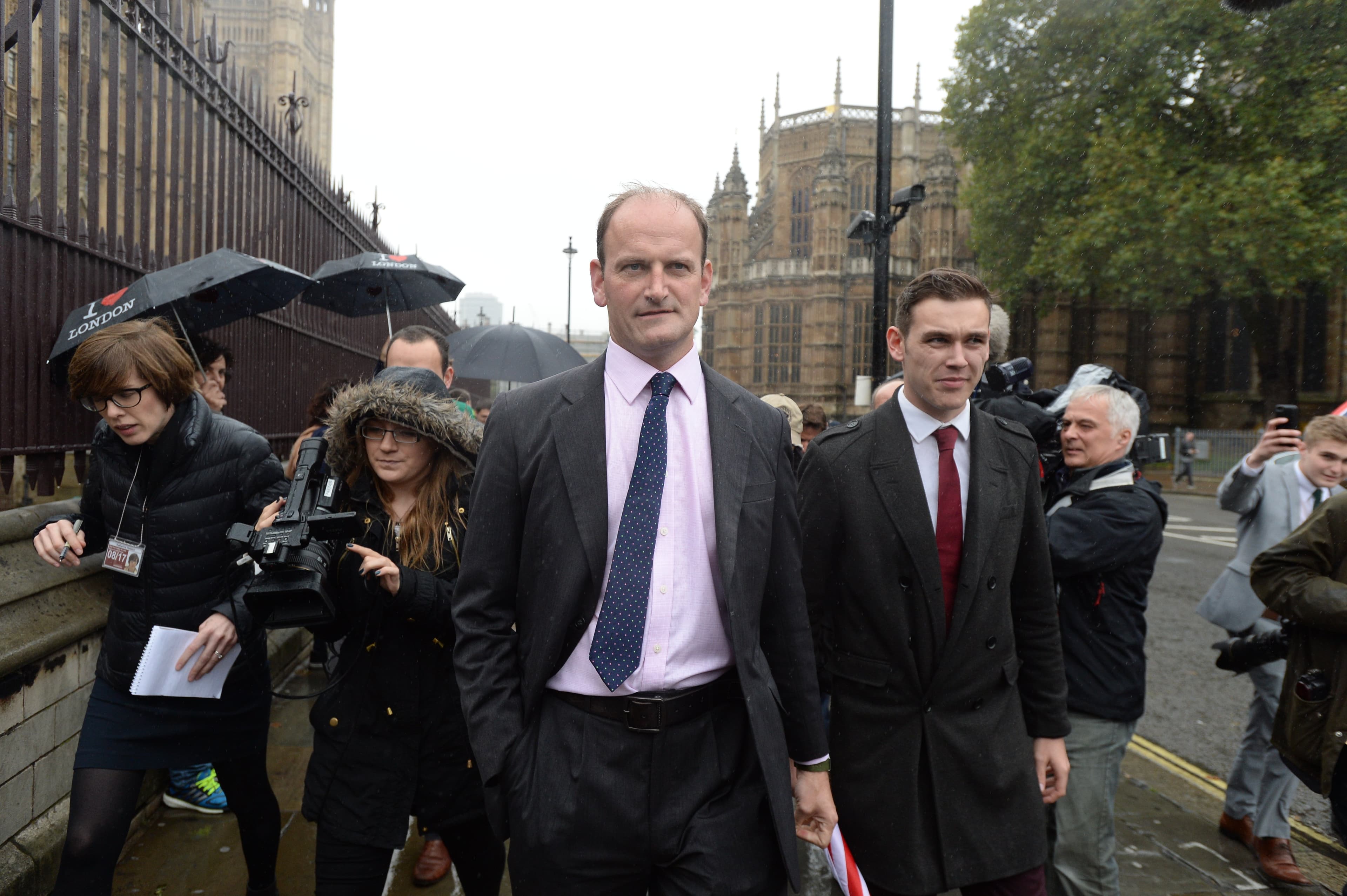 UKIPS’s første parlamentsmedlem, Douglas Carswell, ankommer på sin første arbejdsdag til Westminster. UKIP får formentlig ikke den store gennemslagskraft i underhuset, da partiets valgchancer begrænses af det britiske valgsystem.Foto: Polfoto / Andrew Parsons