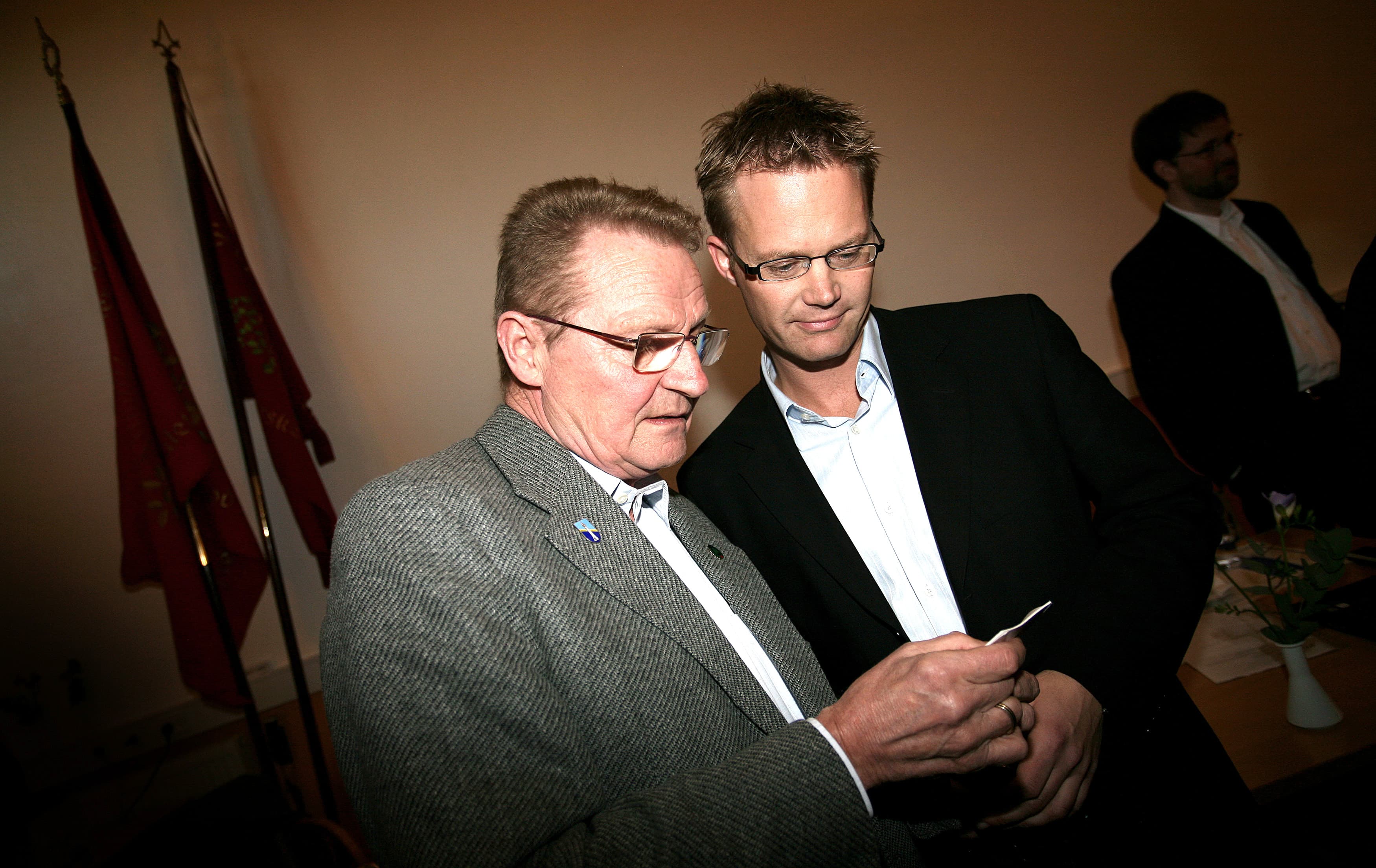 - Det offentlige kan ikke skide på konkurrencereglerne. Vi kan ikke køre over for rødt her på Bornholm, siger Carl Ilsøe (til venstre), Borgerlisten – her sammen med Jeppe Kofoed (S) ved et tidligere arrangement.
Foto: Berit Hvassum / Polfoto