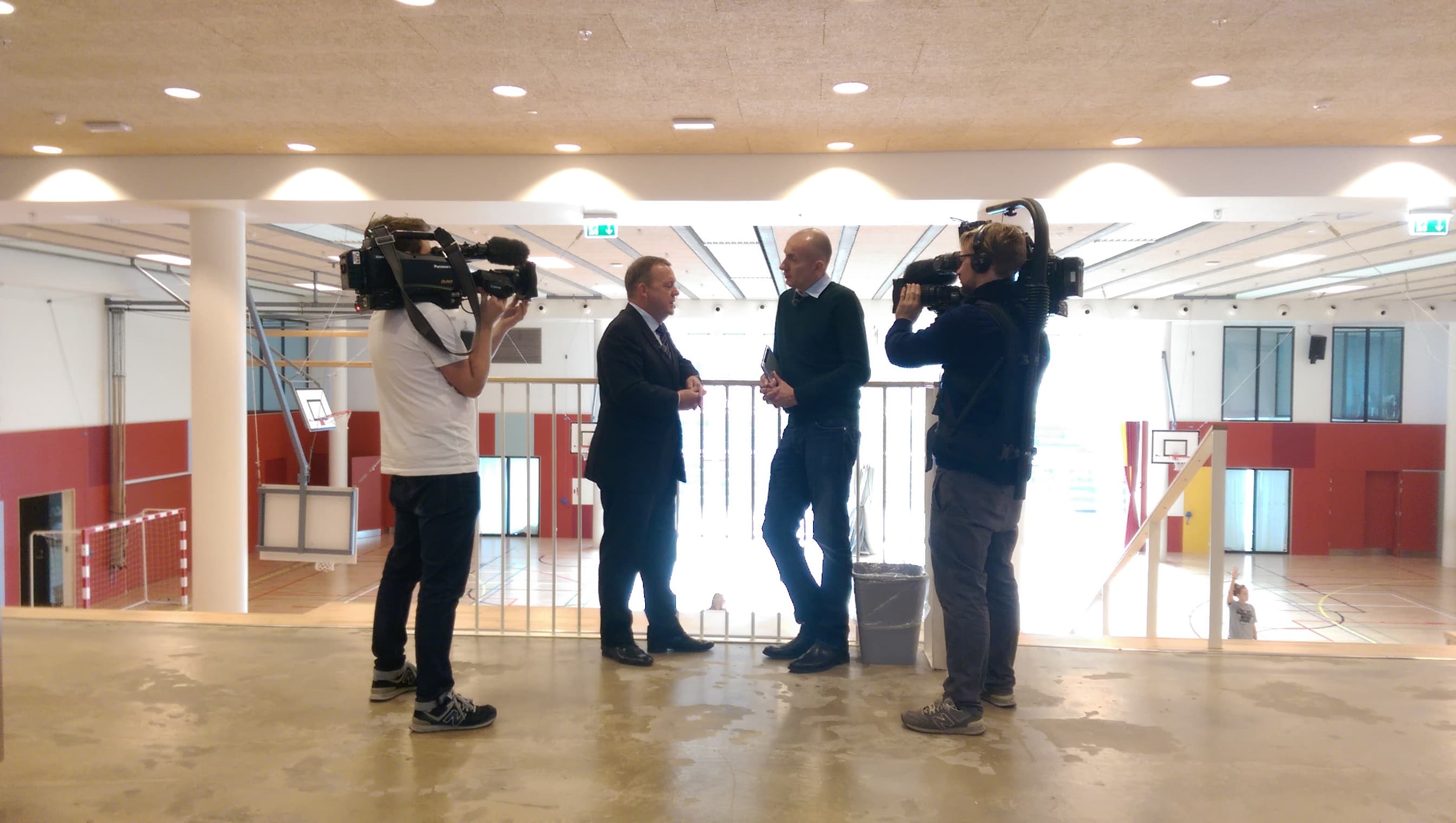 Her ses Lars Løkke i selskab med journalist Ask Rostrup fra DR-magasinet Bag Borgen. Foto: Gunnar Runarsson