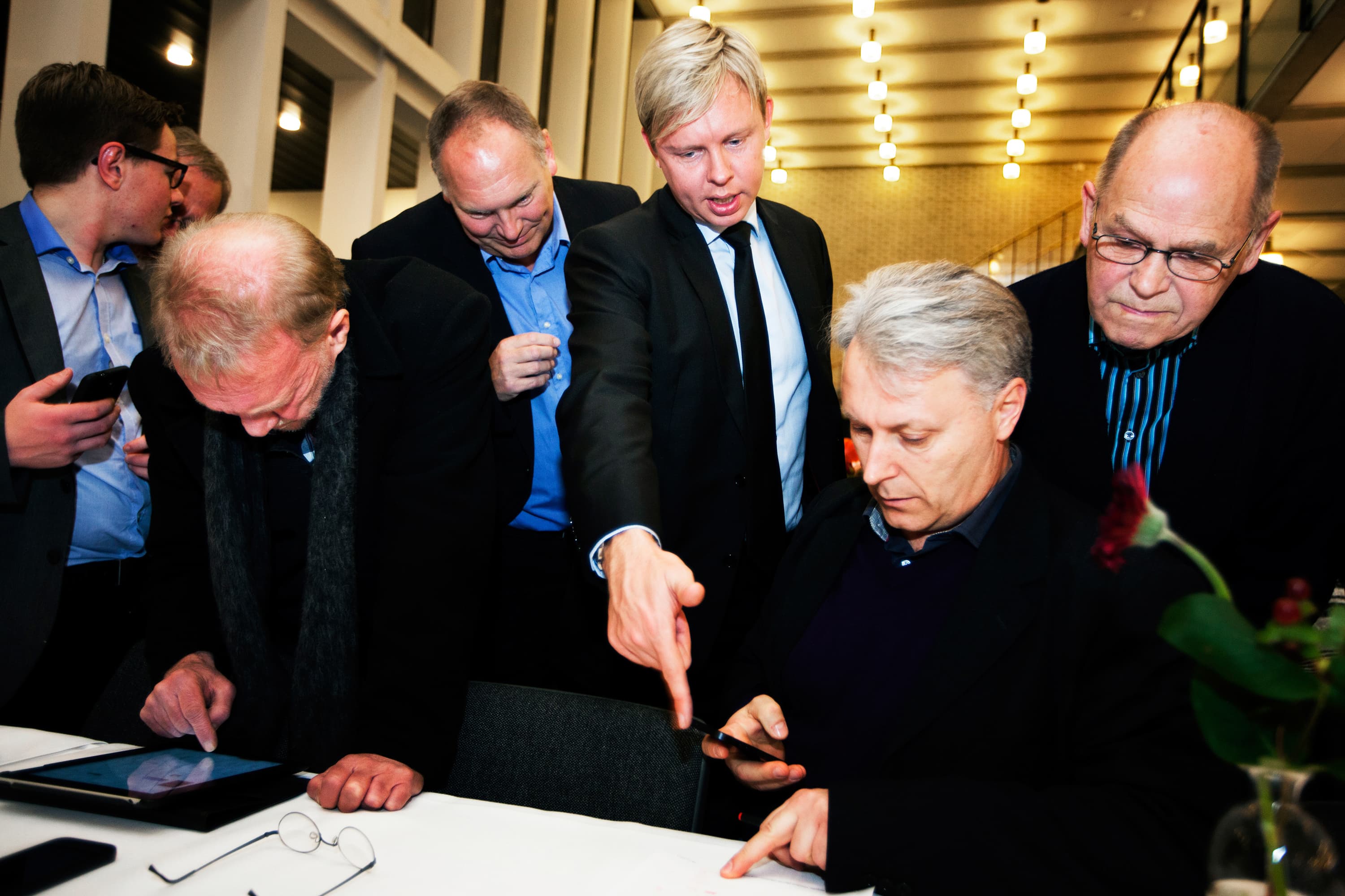 Jacob Bjerregaard (S), stående i midten, kender kommunikationskanalen fra kommune til Folketing fra begge sider. Med fire år som DSU-landsformand i bagagen stillede han op i Fredericiakredsen ved folketingsvalget i 2011 og susede direkte ind på Christiansborg med næsten 8000 personlige stemmer i ryggen. Da borgmesterposten i Fredericia uventet blev bragt i spil med Thomas Bankes (V) afgang i utide, blev det derfor Jacob Bjerregaard, der kom til at generobre den position, hans parti indtil fire år forinden havde indtaget i Fredericia i mere end et halvt århundrede. Som bonus nyder kommunen tillige ifølge borgmesteren selv godt af, at han ‘ubesværet kan komme og gå på Christiansborg’. 
Foto: Mette Mørk/VAF/POLFOTO