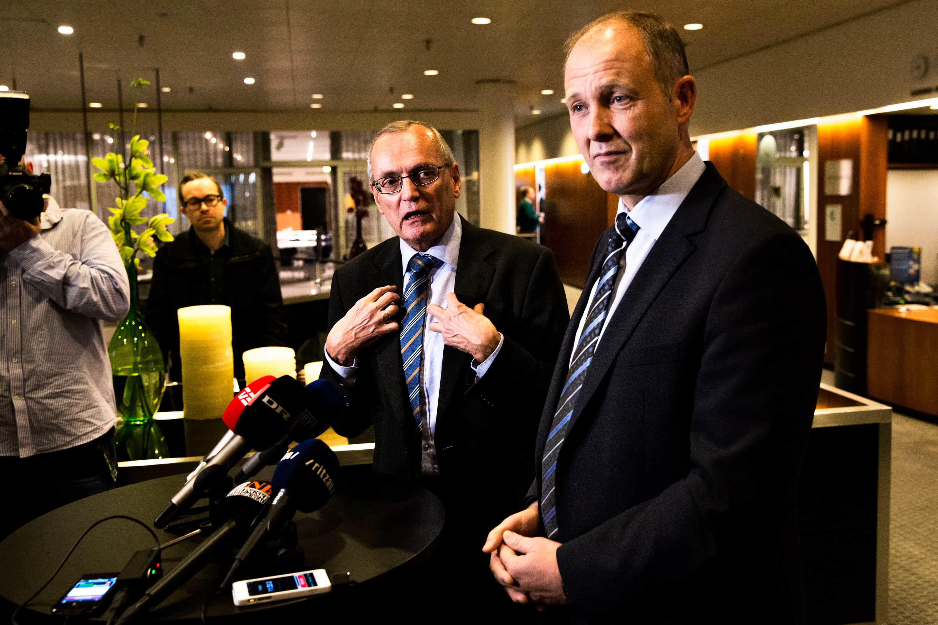 Formændene for de to interesseorganisationer, kommunernes Martin Damm (V), der er borgmester i Kalundborg, og regionernes Bent Hansen (S), der er formand for Region Midtjylland, mødtes fredag formiddag på SAS Radisson Hotel i København, for at diskutere en fusionen. Foto: Janus Engel / POLFOTO