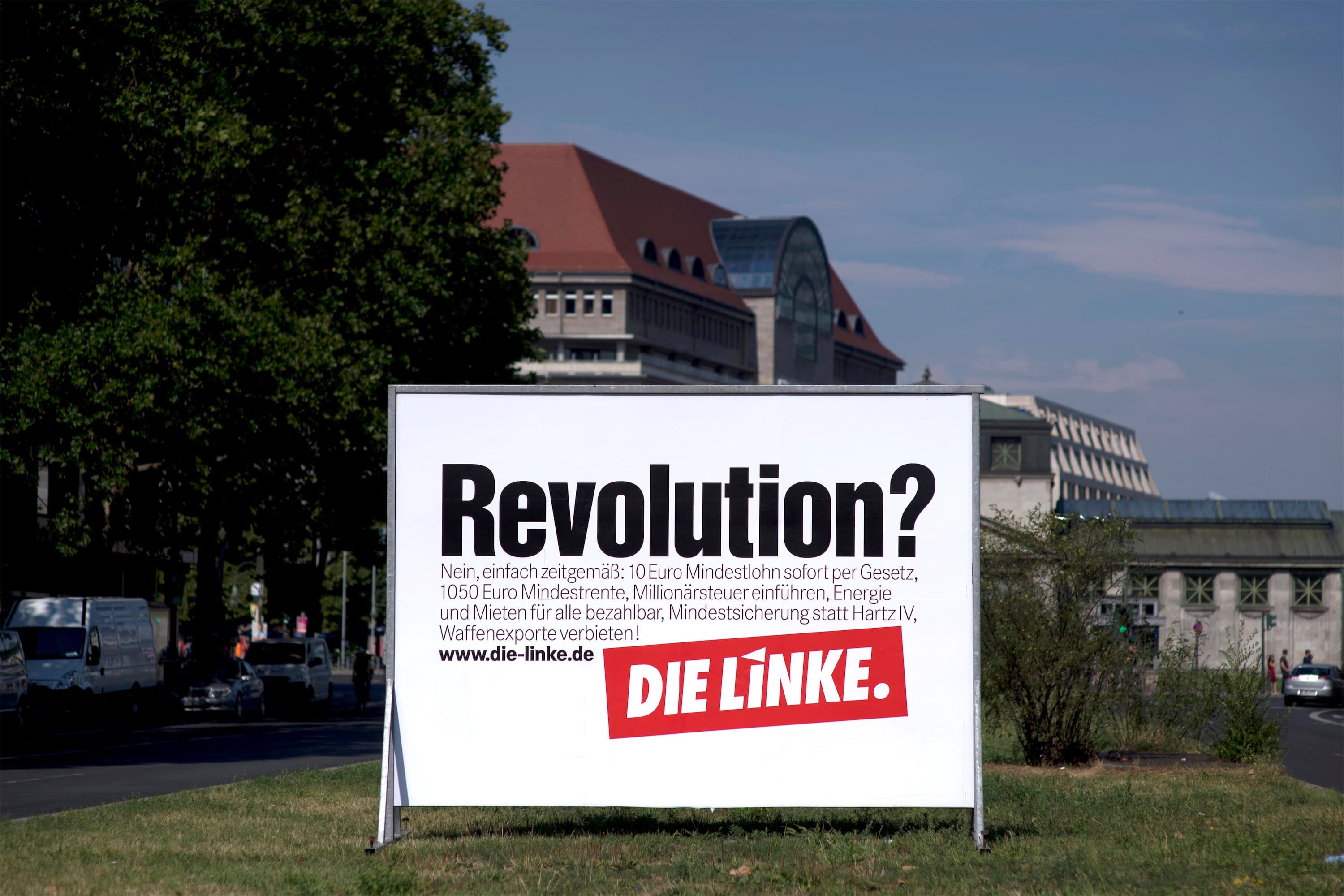 Revolution? Nej, bare i tråd med tiden, skriver Die Linke på en valgplakat: Partiet, der udspringer af DDRs hedengangne kommunistparti, vil ikke længere kaldes revolutionært, men har stadig et kritisk forhold til EU og Nato kombineret med klare holdninger til støtte for Putin og Rusland. Det skræmmer mange væk.
 Foto: Polfoto