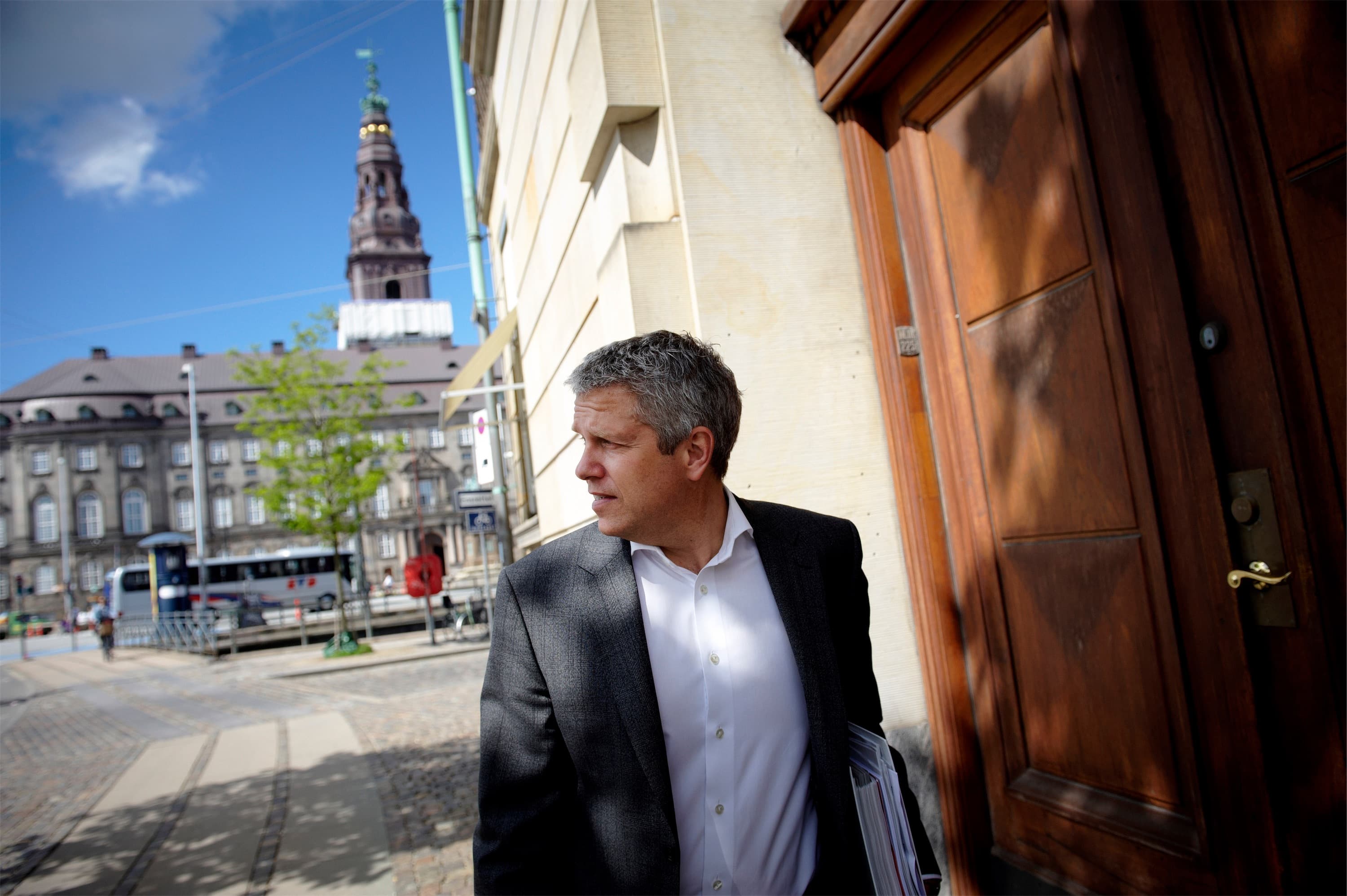 Godt nok opnår man en tættere kontakt mellem byrådsarbejde og folketingsarbejde, men det er ikke altid lige let at finde tid nok i kalenderen, fortæller John Dyrby Paulsen (S). Foto: Polfoto