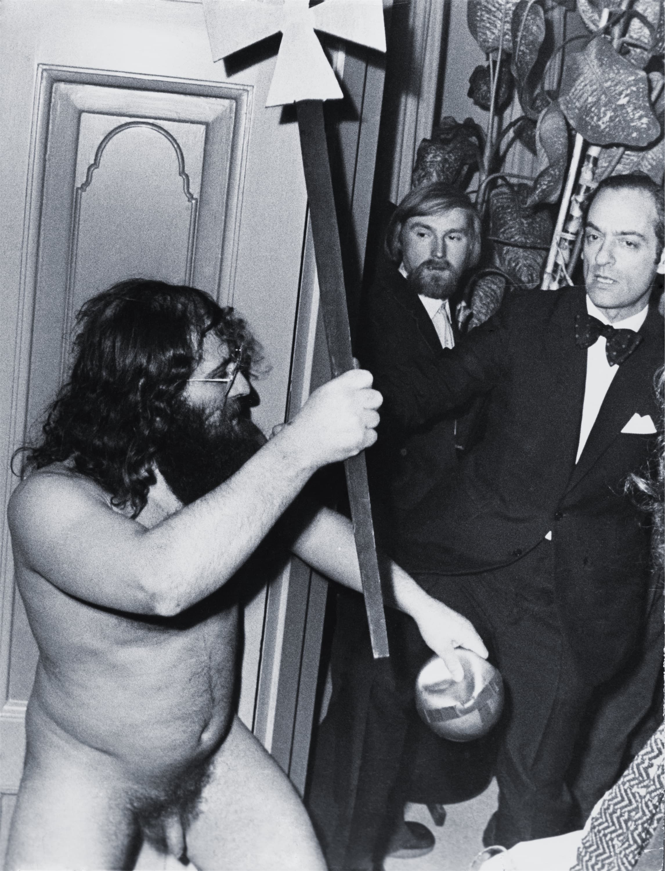 Maler og multikunstner Jens Jørgen Thorsen nåede at provokere mange. Her medvirker han i en happening, hvor han og kunstneren Jørgen Nash slipper hvide mus løs til Det Danske Akademis årsfest i 1974. Foto: Preben Niemeyer / Polfoto
