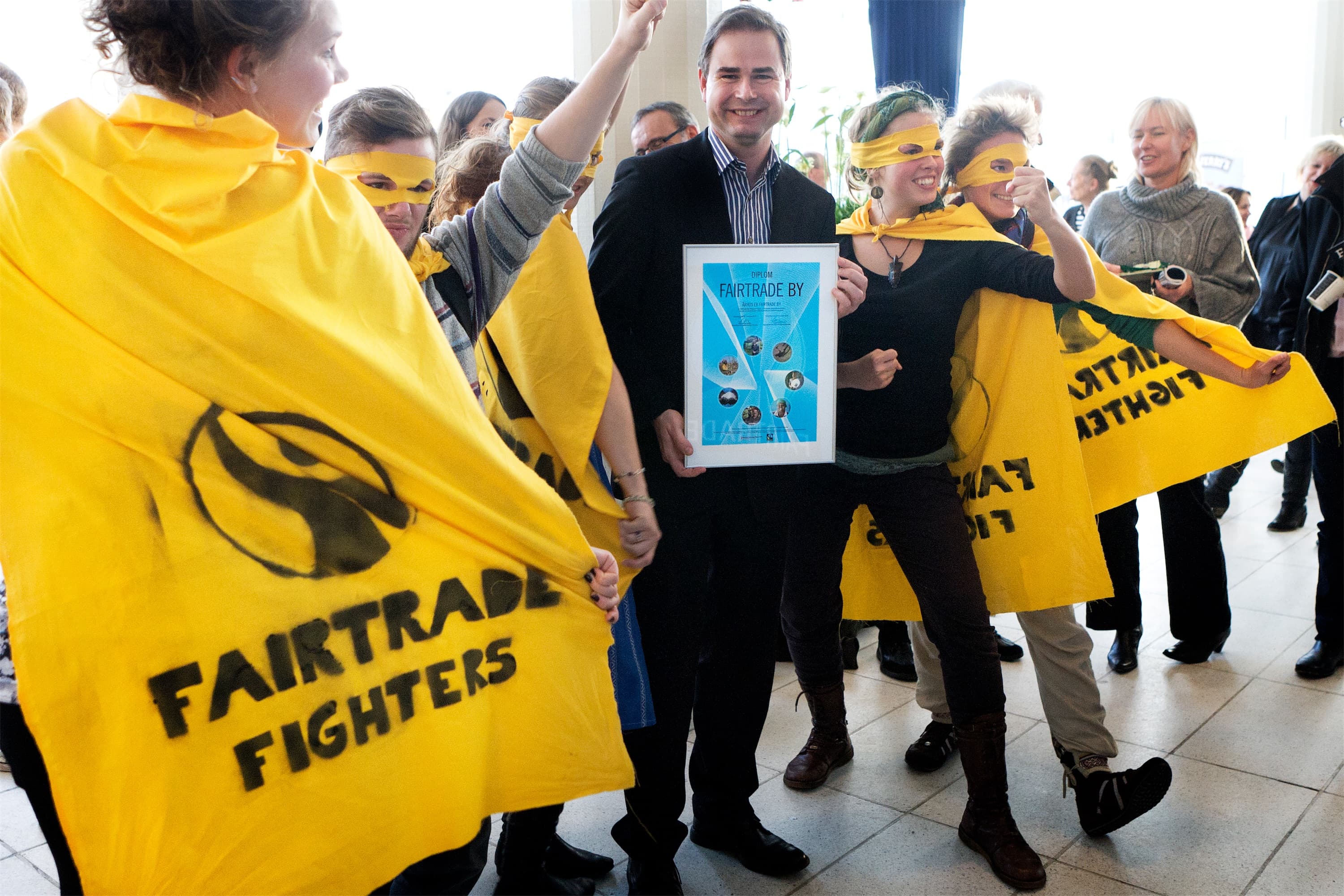 Daværende borgmester i Aarhus, Nicolai Wammen (S), var en glad mand, da han, omgivet af kampklædte græsrødder modtog byens Fairtrade-certificering. Foto: Cathrine Ertmann / Polfoto