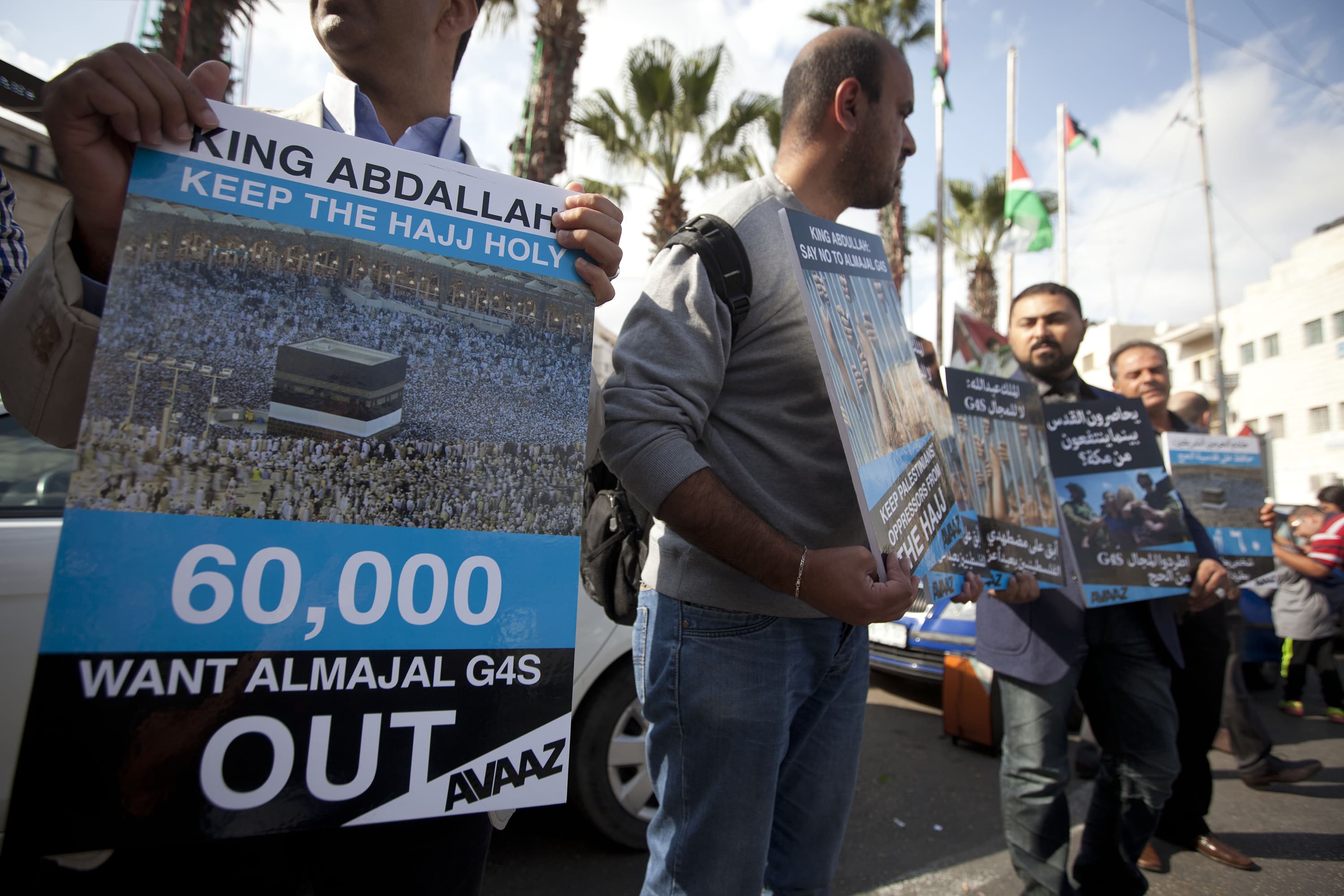 En gruppe palæstinensere demonstrerer mod Saudi-Arabiens mulige engagement med det multinationale sikkerhedsfirma G4S i forbindelse med den årlige pilgrimsfærd til Mekka, Hajj. Udover Israel har G4S også mange danske kommuner i kundeporteføljen.
Foto: Mohammed Majdi/Polfoto.