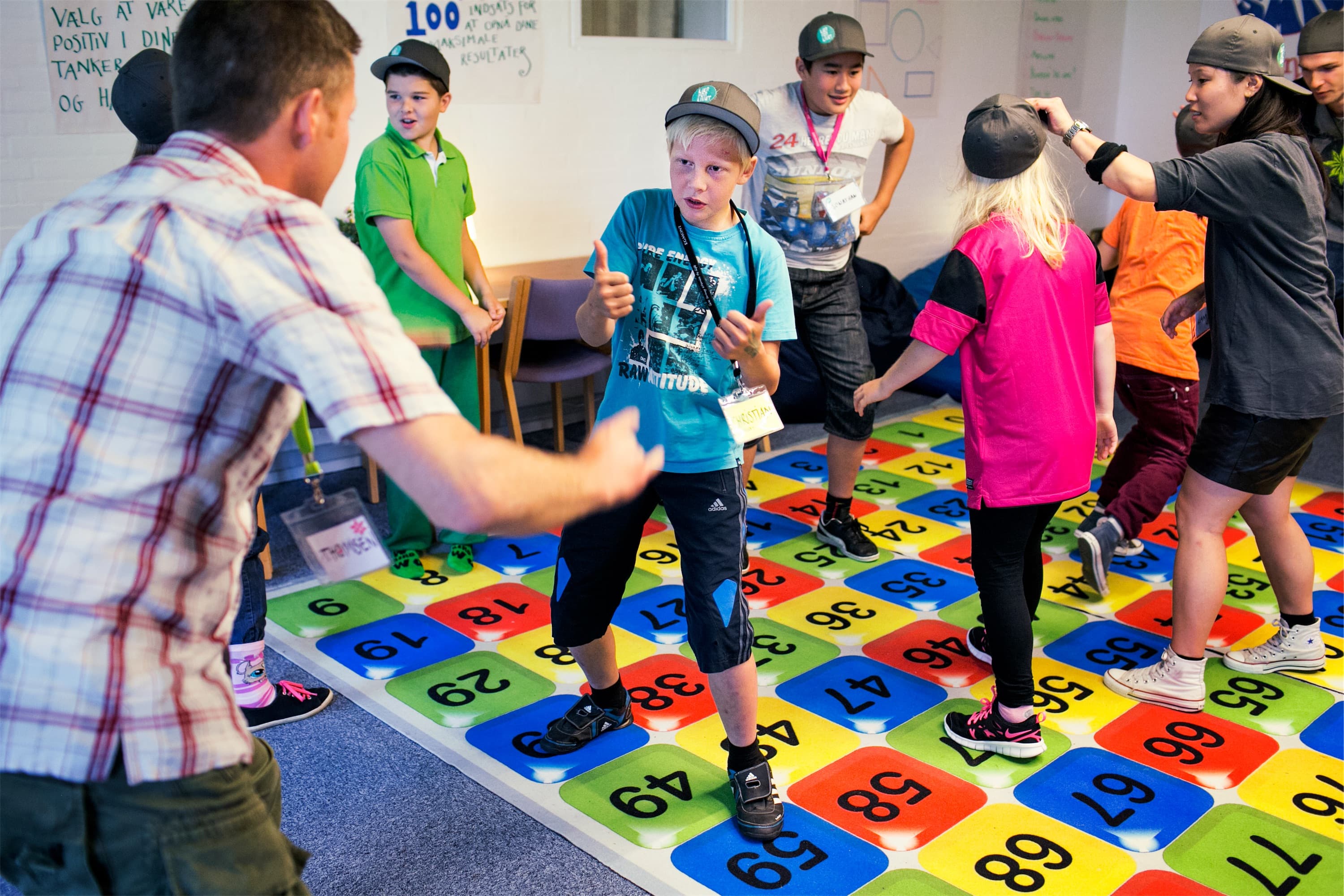 Øvelserne på matematikmåtten skal styrke både faglige evner og fællesskab, der er vigtigt for at skabe gode rammer for indlæring. Billedet er fra en sommerskole for anbragte børn.
Foto: Tycho Gregers / Polfoto 