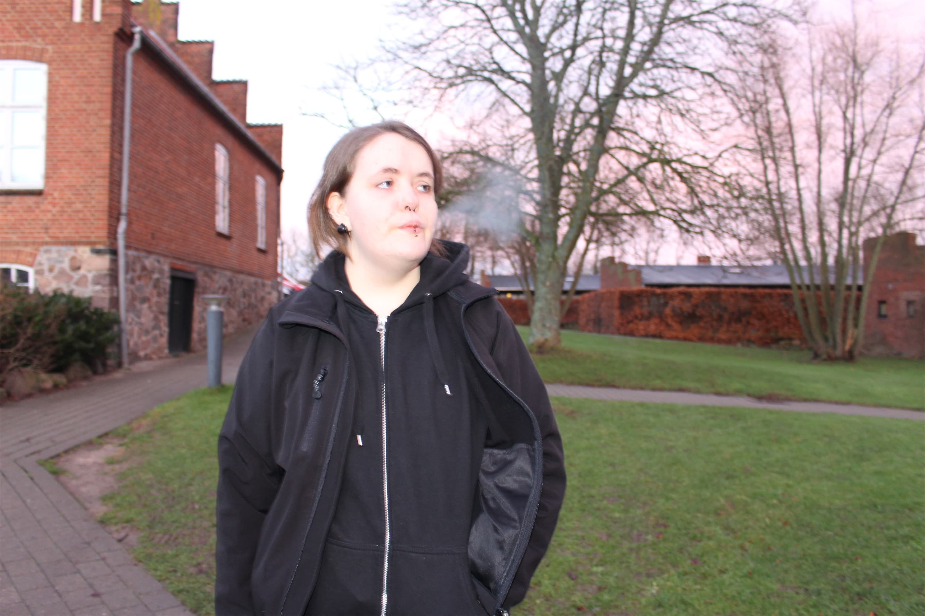 Anne Rasmussen har været anbragt på Holmstrupgård, siden hun var 14 år gammel. Nu hjælper institutionen hende med at stå på egne ben. Foto: Ronja Pilgaard