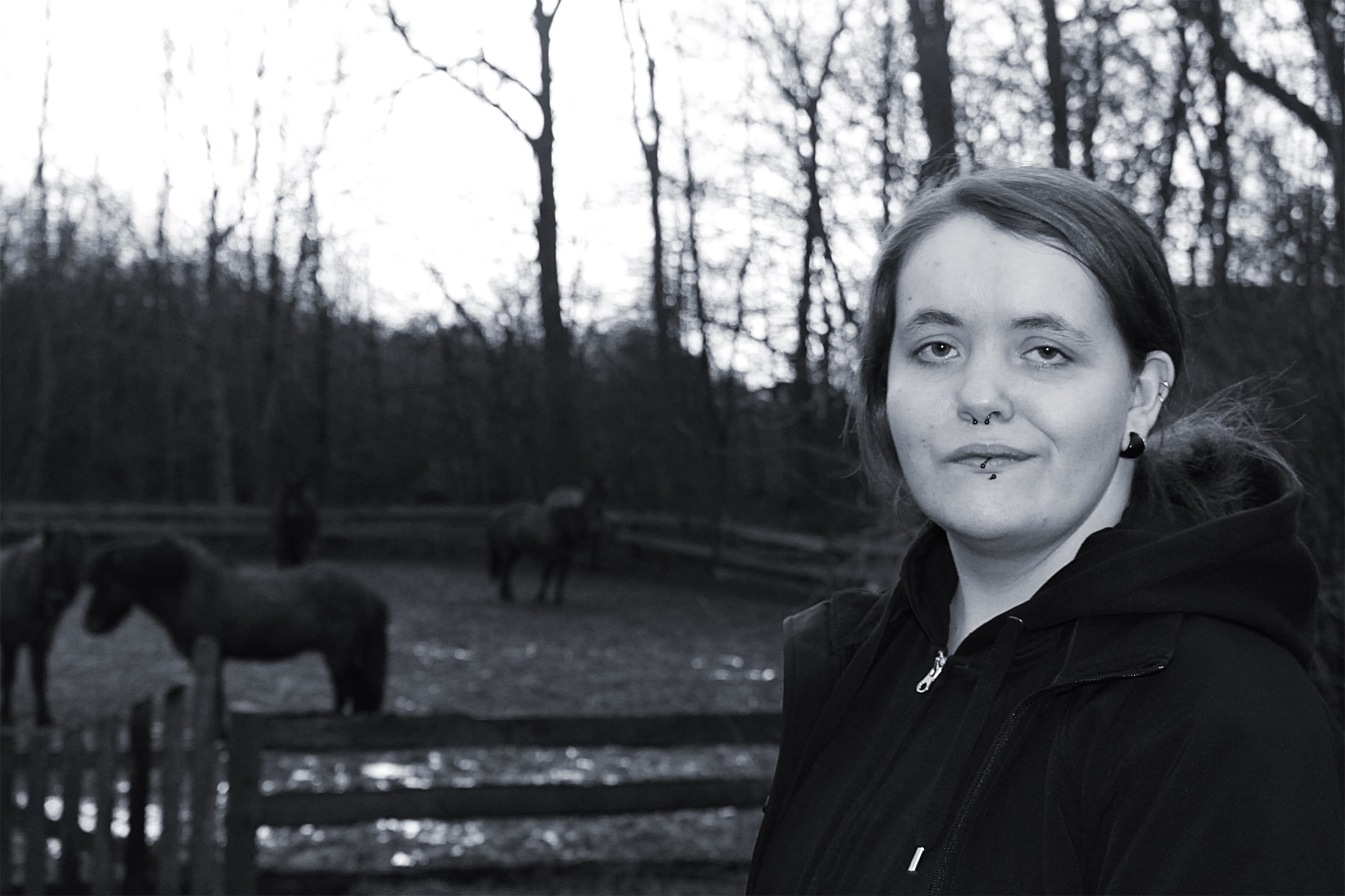 Anne Rasmussen har været anbragt på Holmstrupgård, siden hun var 14 år gammel. Nu hjælper institutionen hende med at stå på egne ben. Foto: Ronja Pilgaard