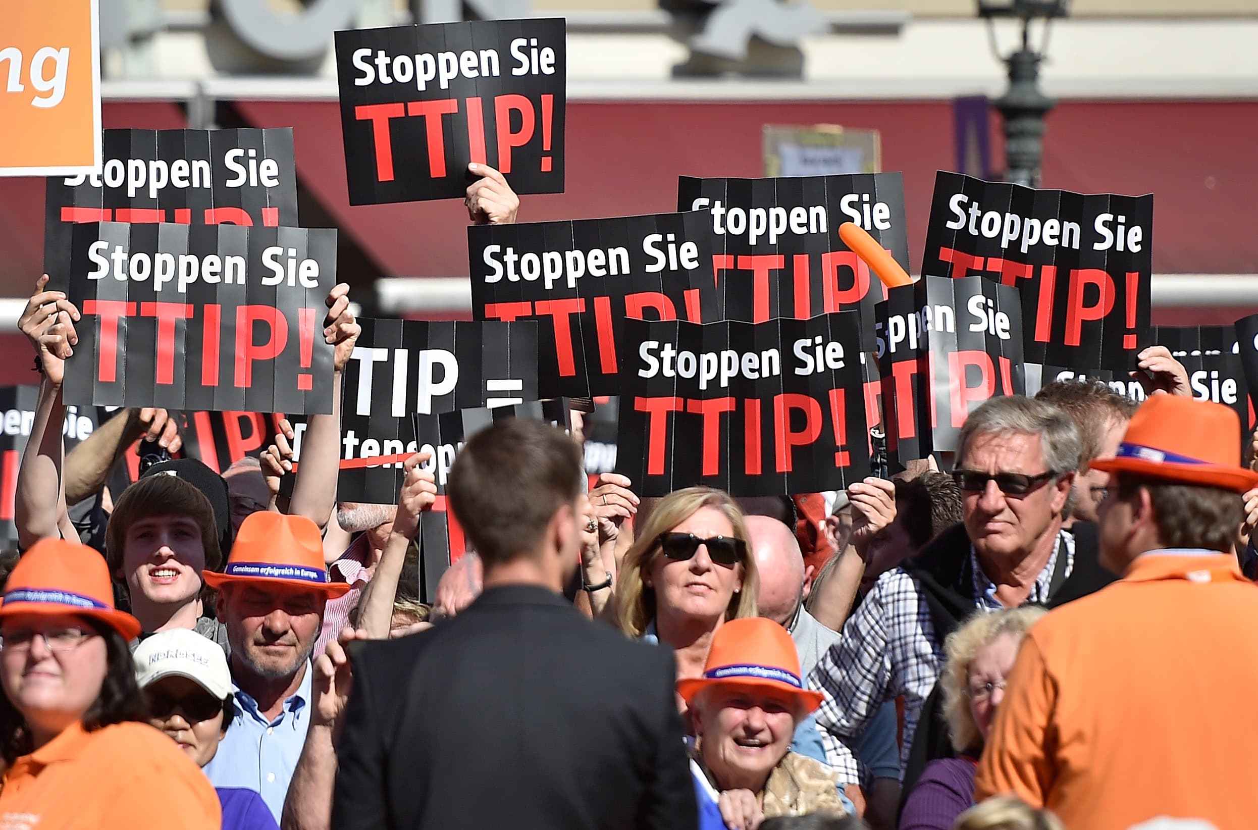Modstanden mod den transatlantiske handelsaftale TTIP stiger i det ellers eksportglade Tyskland både fra NGOer og medier samt ved hyppige demonstrationer som her i Düsseldorf.Foto: Polfoto