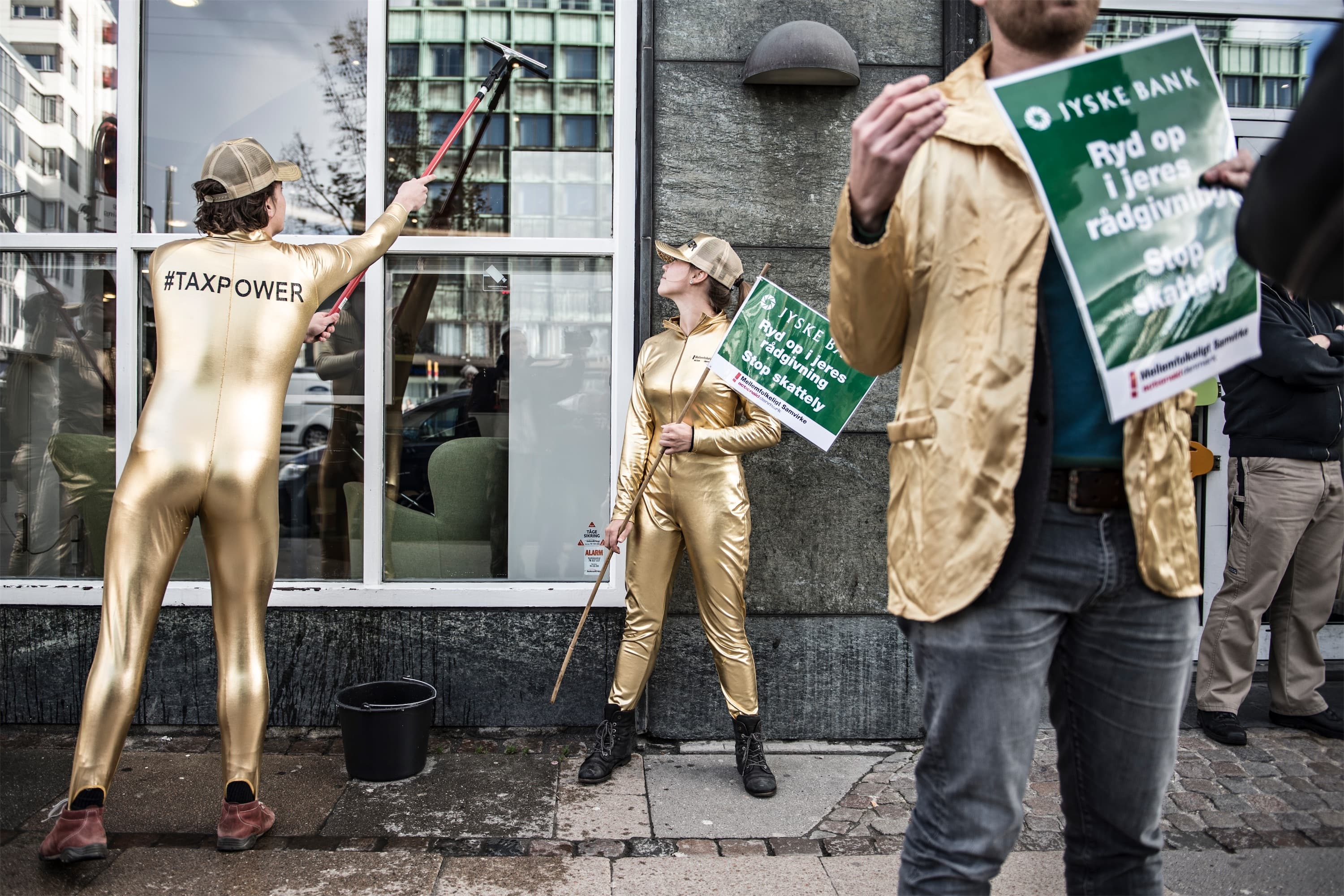 Et skærpet fokus på virksomheders skatteunddragelse har ikke rokket ved den politiske vilje til at omgå EU’s udbudsregler. Her er Mellemfolkeligt Samvirke i gang med en kampagne mod skattely.
Foto: Jonas Olufson