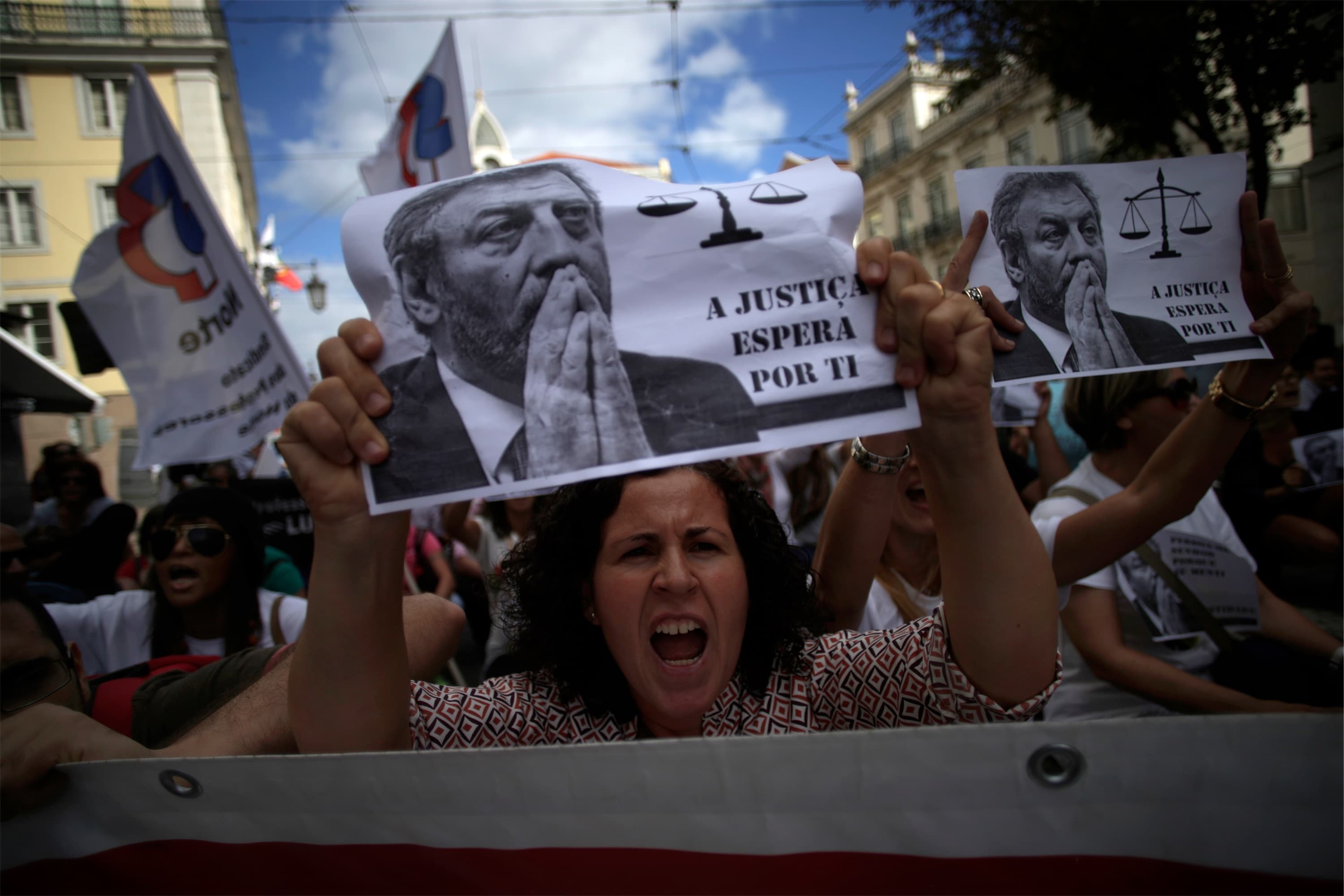 Portugals offentlige sektor er hårdt ramt af sparekrav, og selvom landet er den pæne dreng i klassen af EUs mest gældstyngede 
lande, er stramningerne ikke gået stille hen. Her er det lærere, 
der protesterer, blandt andet med et budskab til undervisnings-
minister Nuno Crato: Retfærdigheden venter dig. 
Foto: Francisco Seco/AP Photo/Polfoto
