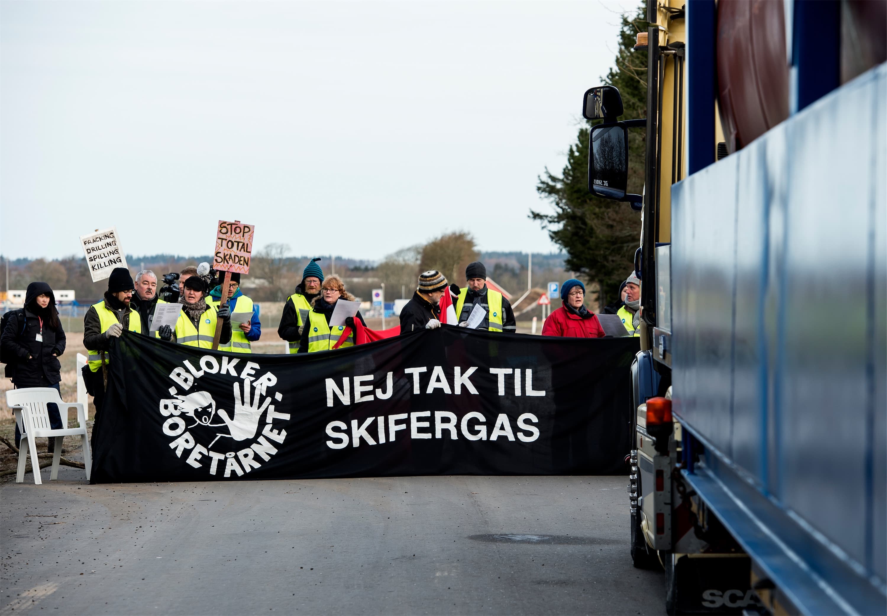 Indtil videre er det kun i Dybvad i Frederikshavn Kommune, at det franske selskab Total er gået i gang med at bore efter skifergas. Her har borgere markeret deres utilfredshed ved at forsøge at blokere for indkørsel af materialer til boretårnet.
Foto: René Schütze, Polfoto