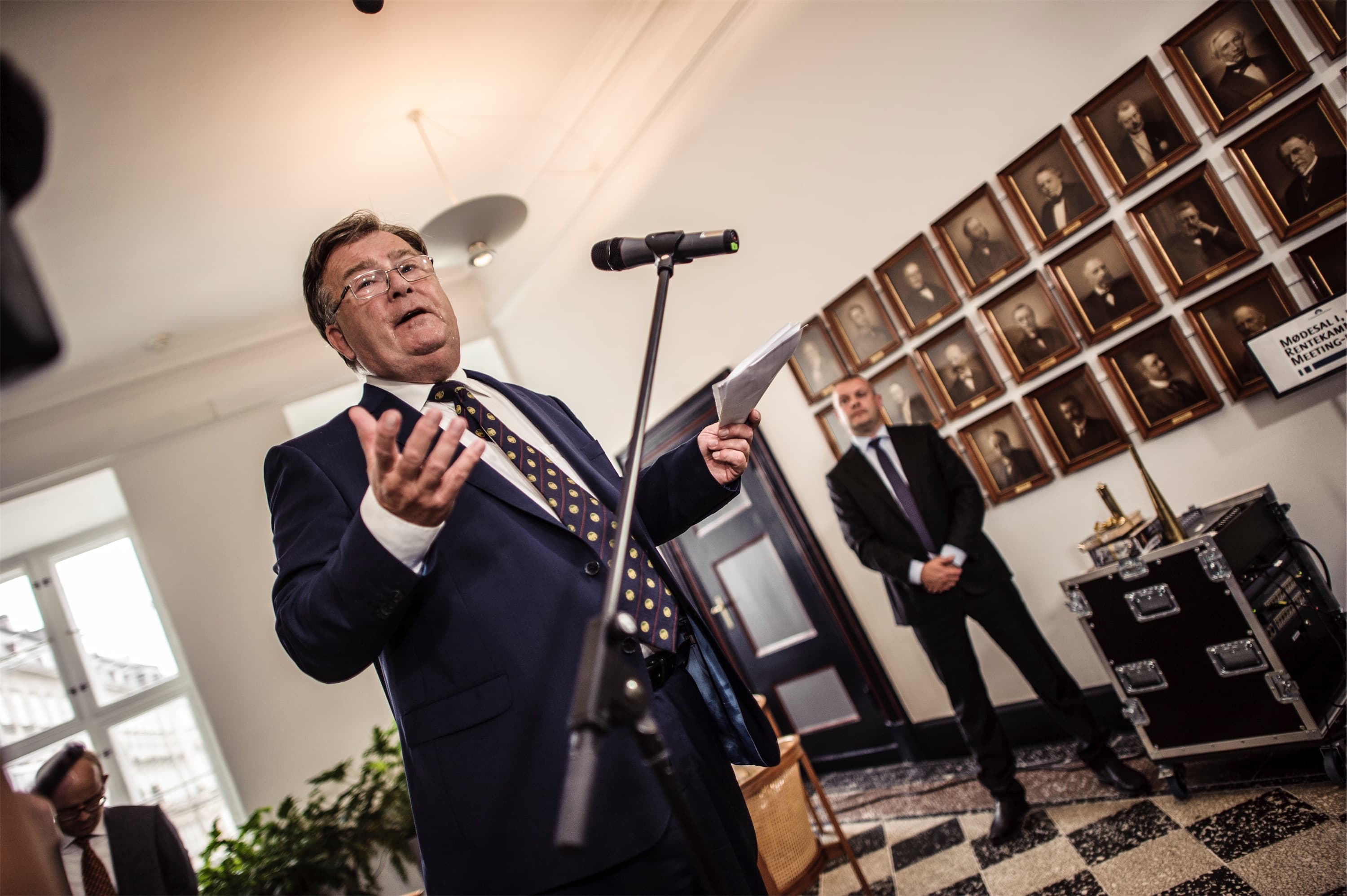 Finansminister Claus Hjort Frederiksen ved overdragelsen i ministeriet. Foto: Rumle Skafte/POLFOTO