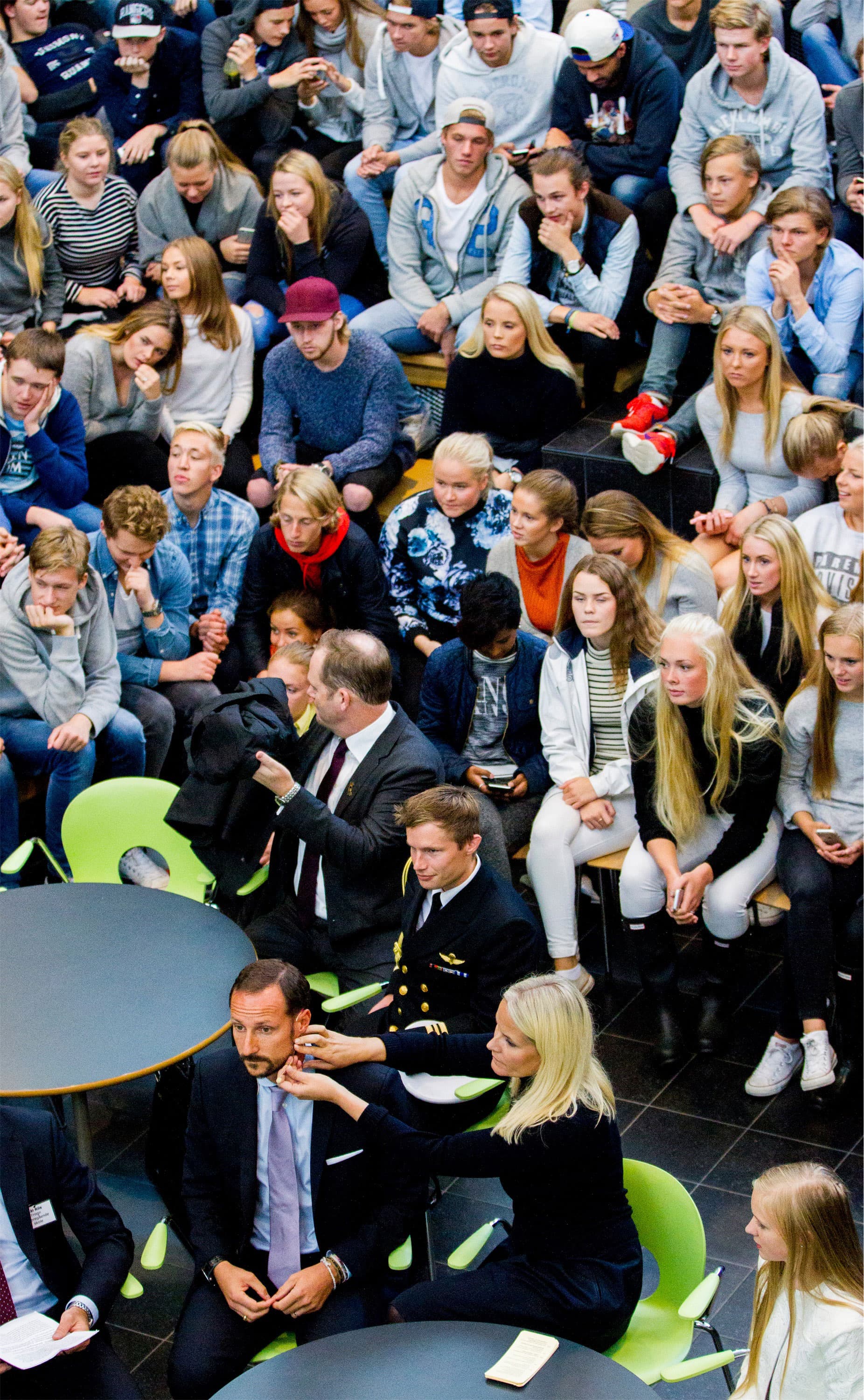 I alt 20 testkommuner har deltaget i forsøget med lavere valgretsalder, men langt flere havde ansøgt om at komme med. Her holder Kronprins Haakon valgforedrag for de unge førstegangsvælgere på Frogn Videregående Skole i Drøbak. Foto: Vegard Wivesta Grøtt/NTB Scanpix