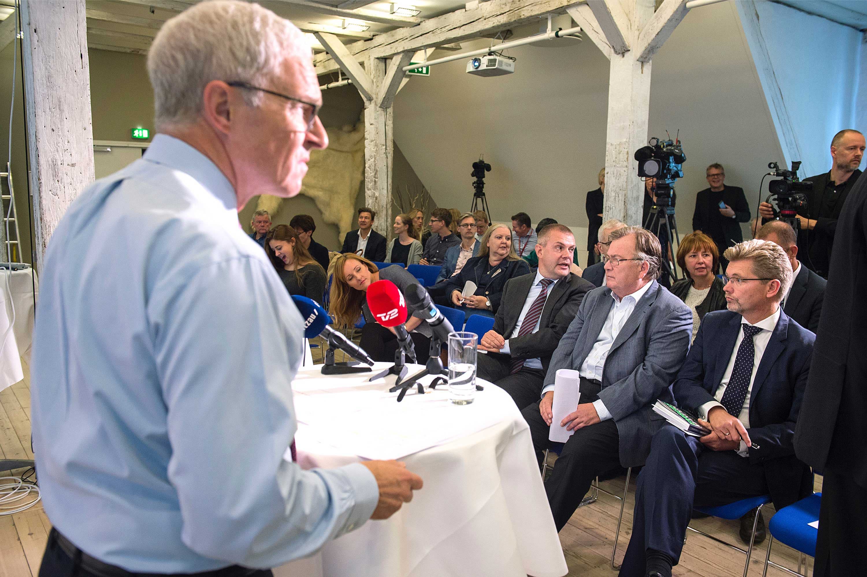 Tidligere departementschef i Beskæftigelsesministeriet Bo Smith afleverede mandag sit udvalgsarbejde til sin tidligere minister Claus Hjort Frederiksen (V). Foto: Scanpix