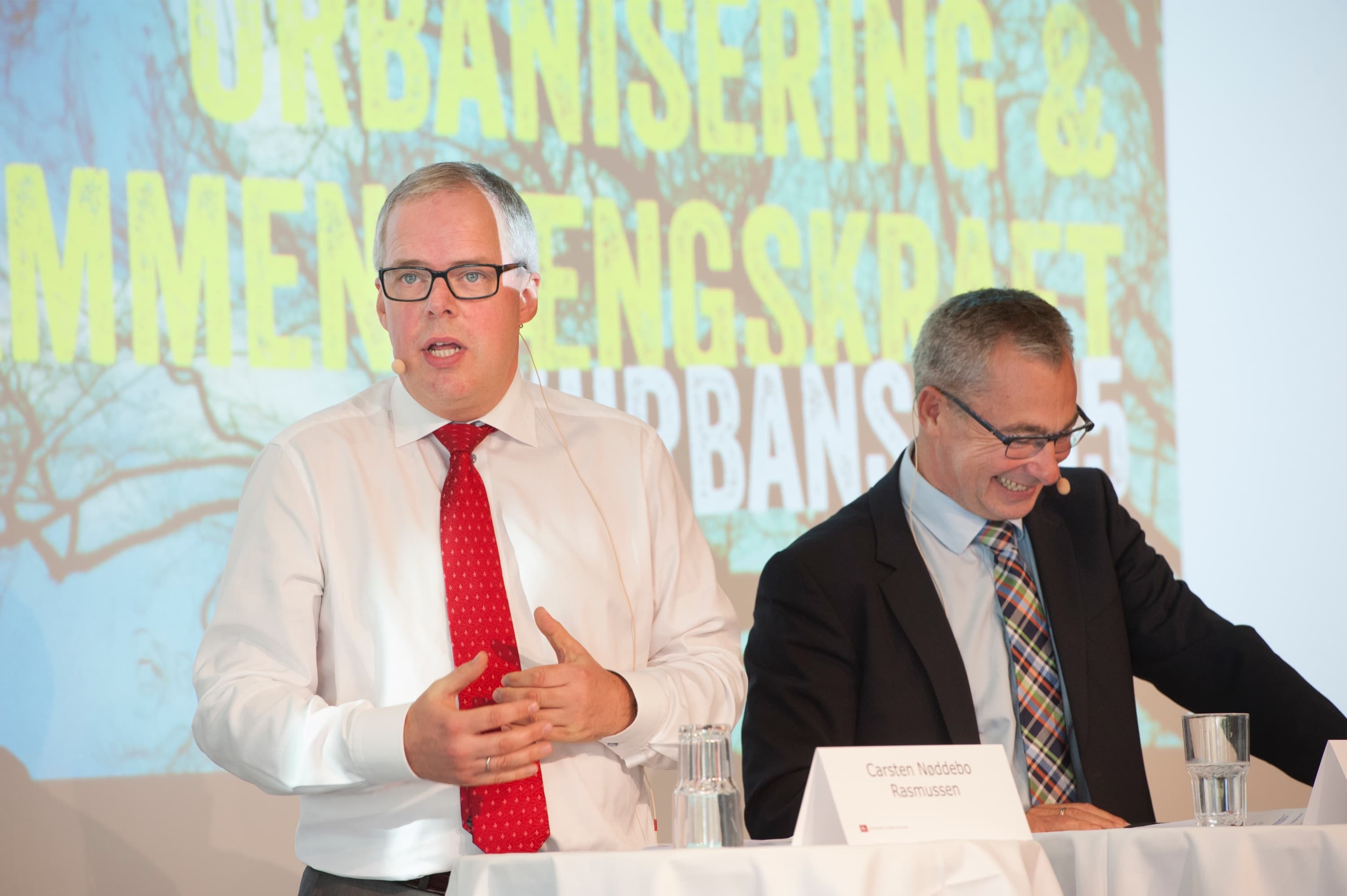 Andelen af danskere, der drømmer om at bo på landet og i provinsen overstiger den andel, der rent faktisk gør det, fremhævede blandt andre Carsten Nøddebo Rasmussen (tv.), direktør i Realkredit Danmark. John Brædder (th.), borgmester i Guldborgsund, vil gerne være med til at skabe de attraktive botilbud til dem – men han vil ikke sætte navn på de landsbyer, der så må lade livet.
Foto: Alex Tran / BL