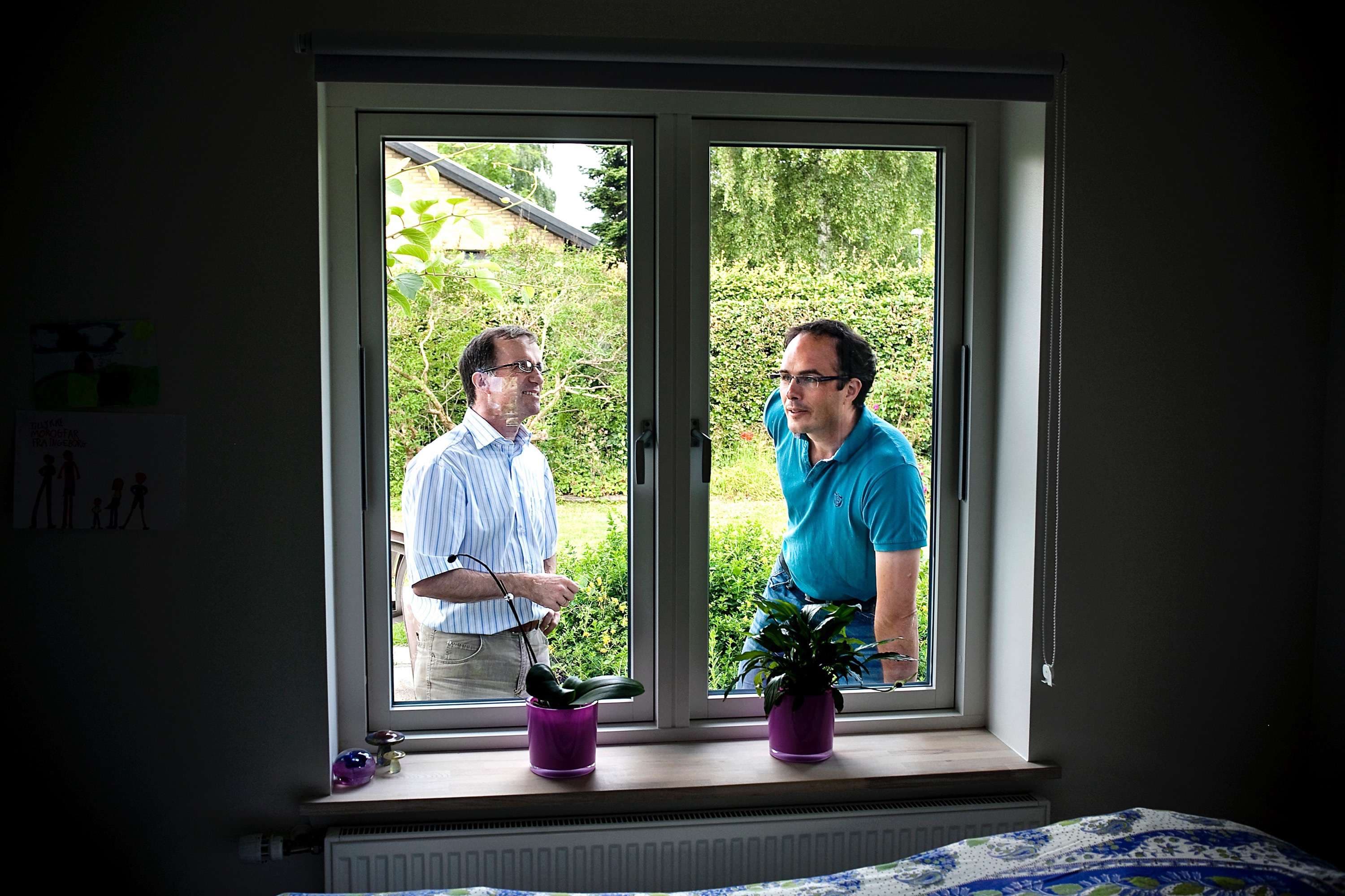Klimakonsulent Steen Olesen (th.) har efterhånden fået samlet god erfaring med, hvordan man får private til at energirenovere. Det nye boligtilskud bliver finansieret af en række byfornyelsesmidler.

Foto: Mathias Christensen / Polfoto



Et projekt i Fl¯ng viser vejen for, hvordan kommunerne/staten kan fÂ private borgere til at energirenovere - til gavn for klimaet og deres egen ¯konomi

B¯gevang 25, 2640 Hedehusene