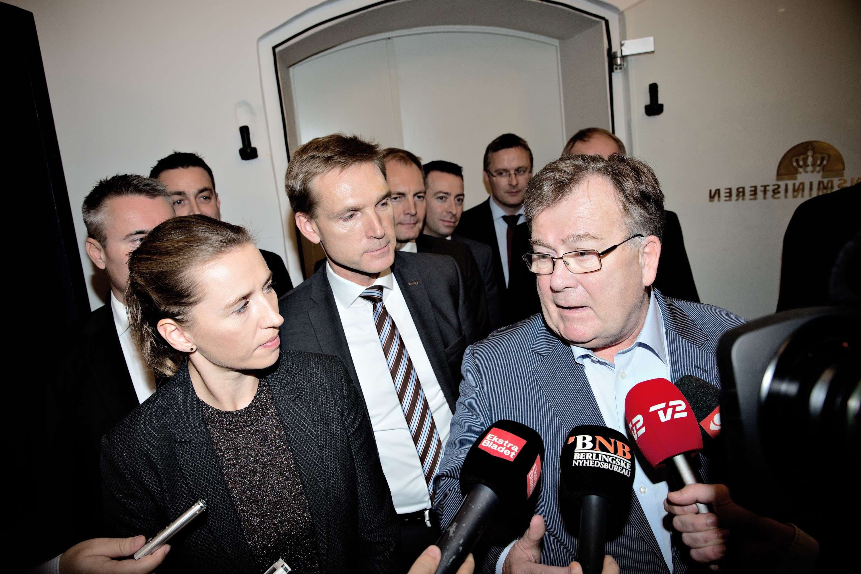 Mette Frederiksen (S) har meldt klart ud, at det ikke bliver Socialdemokraterne, der kommer til at lægge de afgørende mandater til at sænke de kommunale udgifter de kommende år. Dermed er det op til Kristian Thulesen Dahl og DF at forhindre velfærdsnedskæringer i finansloven.
Foto: Joachim Adrian / Polfoto