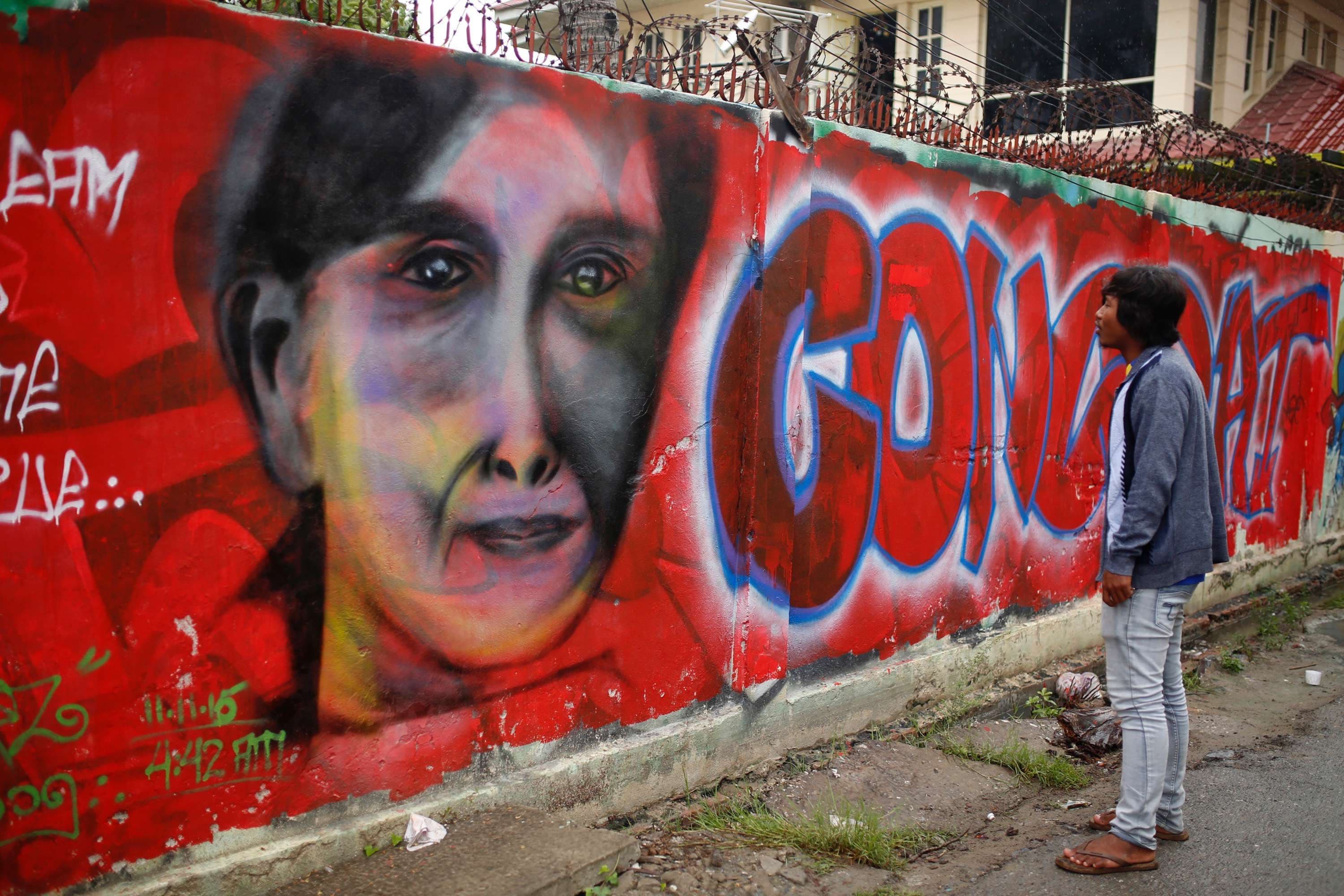 - Vi havde forventet, at når Aung San Suu Kyi blev løsladt, ville hun forsvare menneskerettighederne, når man tager i betragtning, at det internationale samfund gentagne gange har forsvaret hende og hendes rettigheder. Vi tog fejl, siger Phil Robertson, vicedirektør for Asien ved Human Rights Watch.
Foto: Hkun Lat / AP / Polfoto
