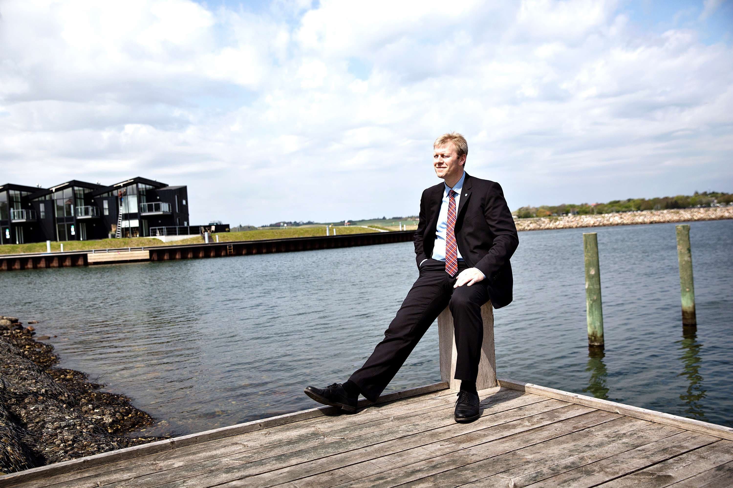 Struer-borgmester Mads Jakobsen (V) nyder udsigten fra Handbjerg Marina, der blev anlagt sidste år – kun få kilomteter fra Struer Lystbådehavn. To kommuner, to havne, men ikke alle ser visdommen. Foto: Astrid Dalum / Polfoto