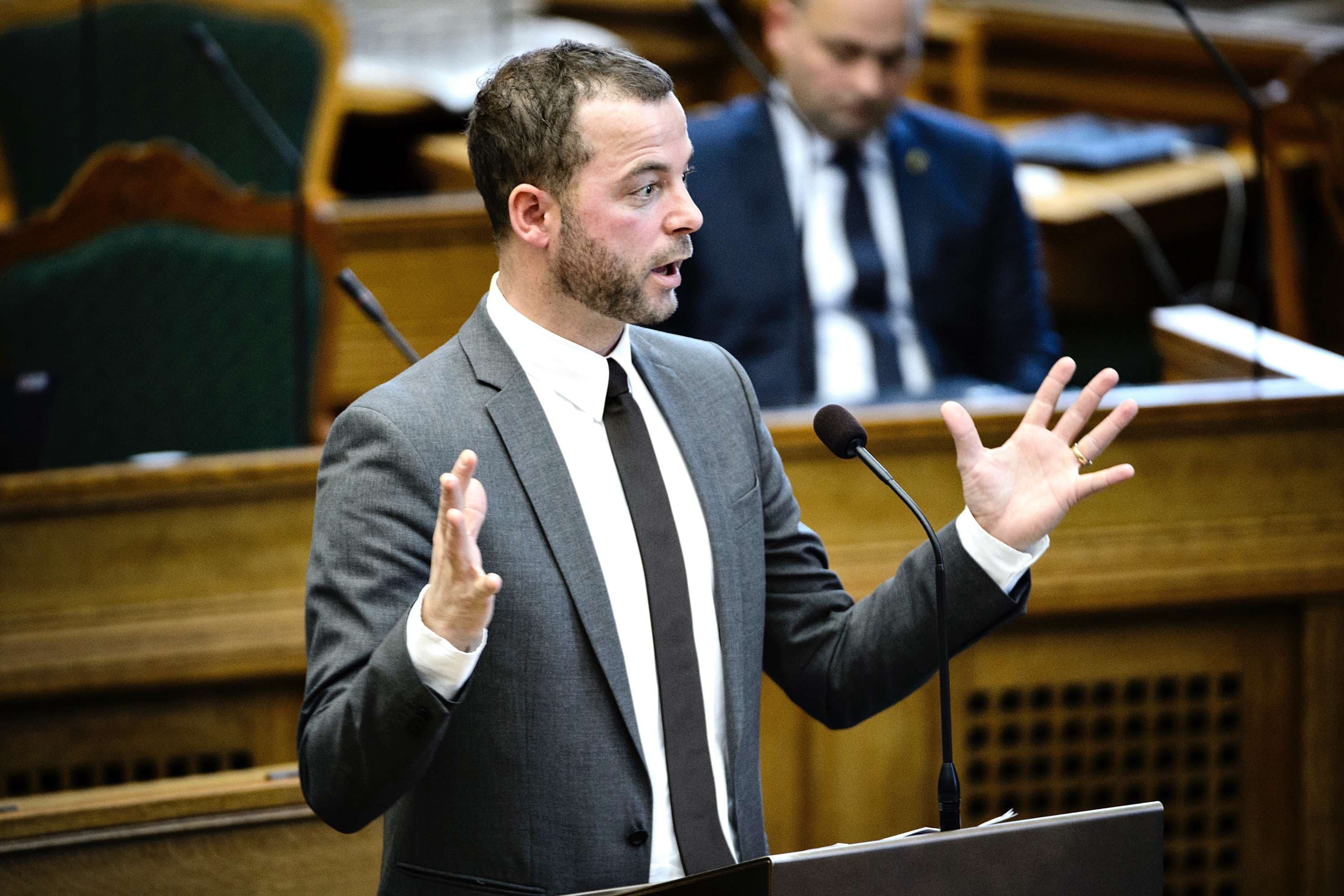 Morten Østergaard (R) stillede skarpt på regeringens omprioriteringsbidrag ved den seneste spørgetime i folketingssalen. Han finder det provokerende, at statsminister Lars Løkke Rasmussen (V) sammenligner det med at røre lidt i gryden.