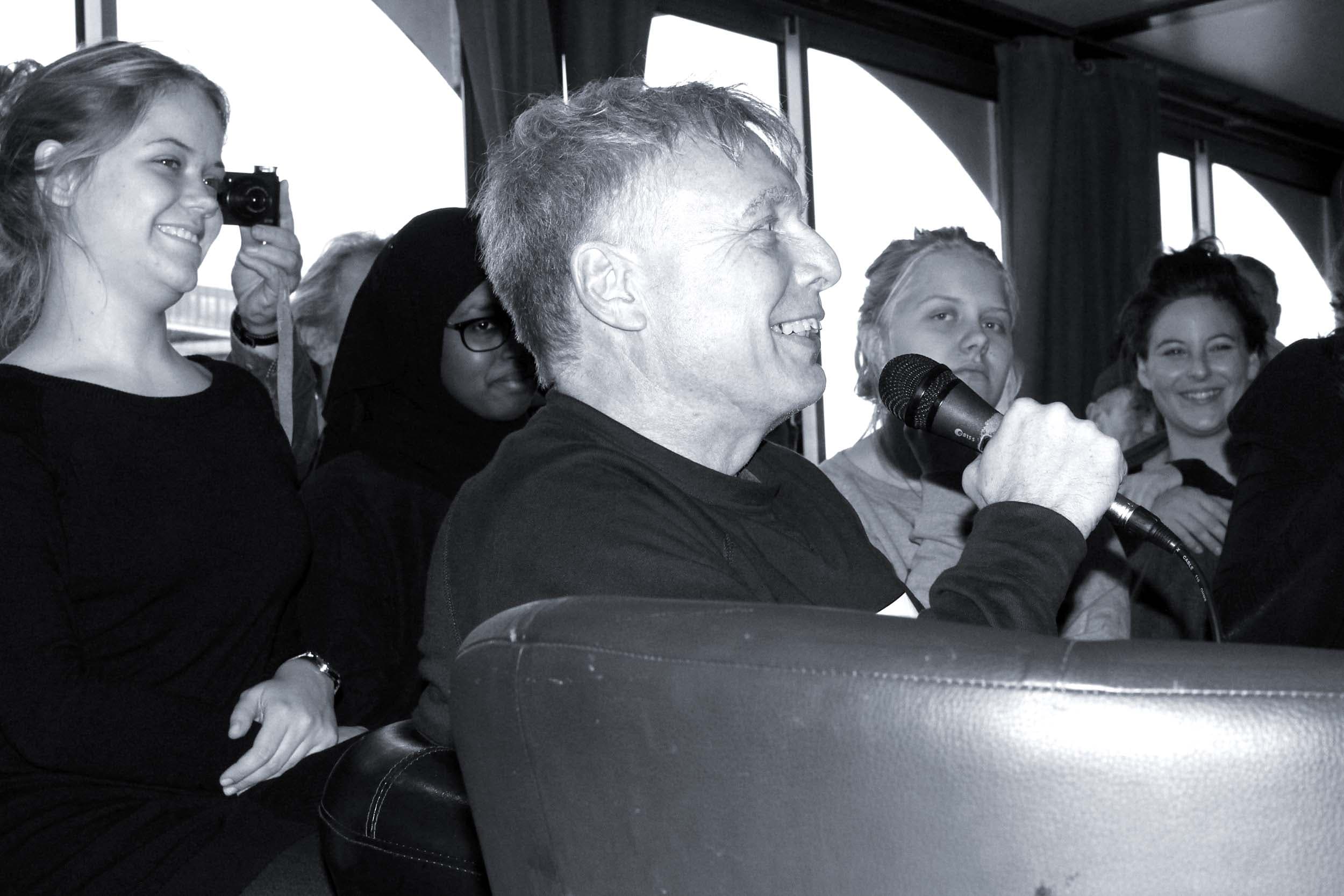 I bussen på vej mod klimatopmødet i Paris blev der sunget fødselsdagssang for Alternativet. Partiet er nemlig blevet to år.
Foto: Ronja Pilgaard 