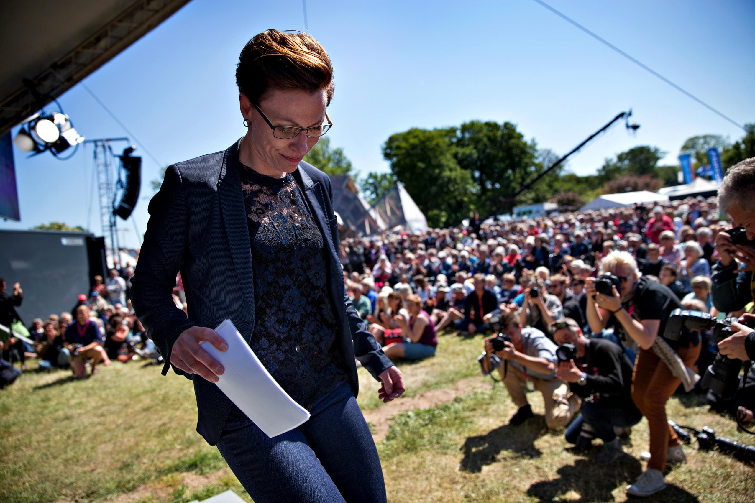 Fødselshjælperen, borgmester Winni Grosbøll, træder ned fra scenen efter sin åbningstale i 2015. Om 3-5 år overlader kommunen driften af det populære Folkemøde til en forening.
Foto: Jacob Ehrbahn, Polfoto