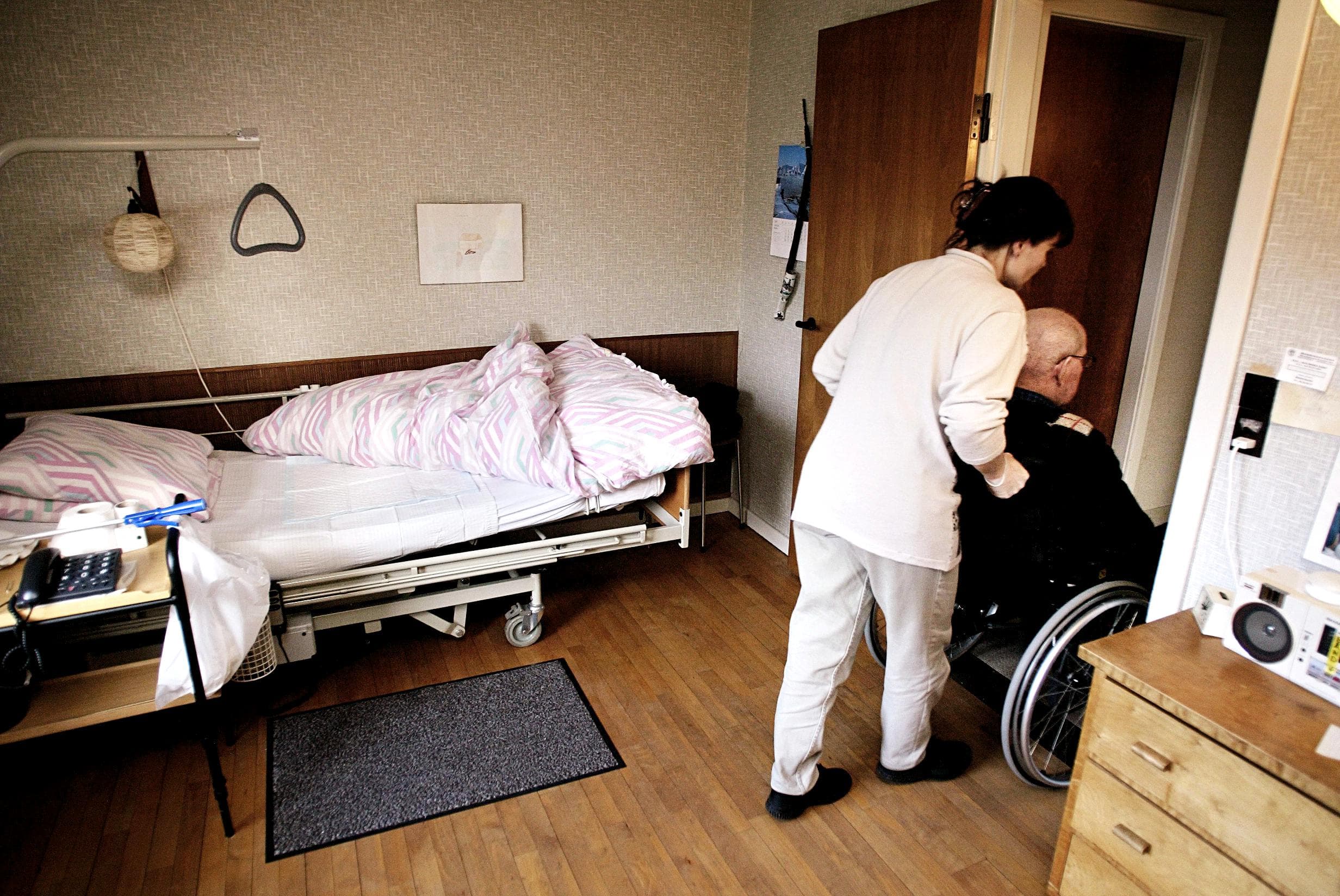 Spørger man kommunerne selv, vægter de både leverandørens krav til personale, leverandørens tilgang til hverdagsrehabilitering og leverandørens egenkontrol højere end prisen, når ældreplejen sendes i udbud.
Foto: Thomas Borberg/Polfoto