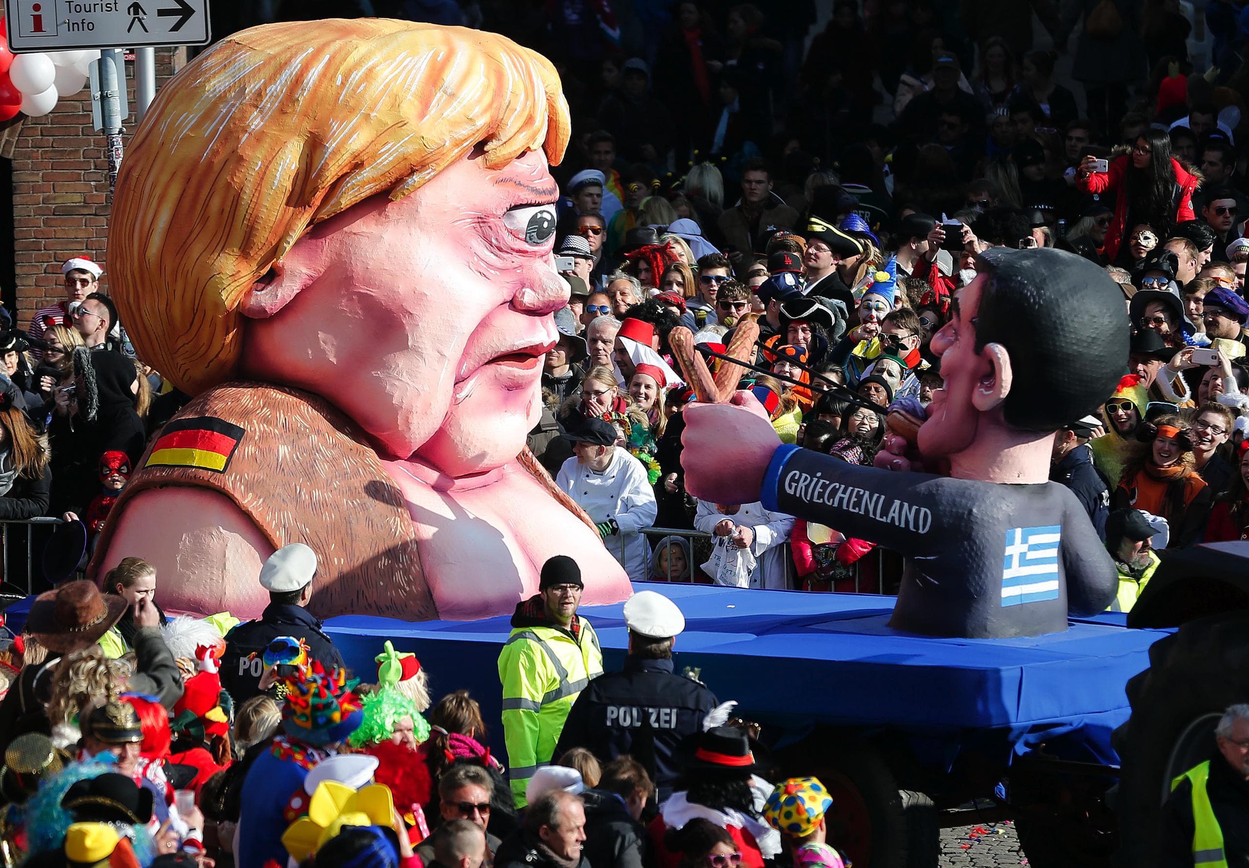 I den kommende weekend vil Køln flyde over med øl, flirt og vovede kostumer. Eller rettere: Det plejer Køln på denne tid af året, hvor der fejres karneval i den frivole by ved Rhinen. Efter de voldelige og seksuelle overgreb nytårsnat vil festen i år være præget af et stærkt politiopbud, mens alverdens medier vil berette om, hvorvidt kølnerne holder en armslængdes afstand til fremmede, som det hed i overborgmester Henriette Rekers sikkerhedsanvisning - en udmelding, der generelt vurderedes som et hovedløst knæfald for gerningsmændenes angreb på kvinders ret til frihed og seksuel selvbestemmelse.
Foto: Frank Augstein/AP/Polfoto