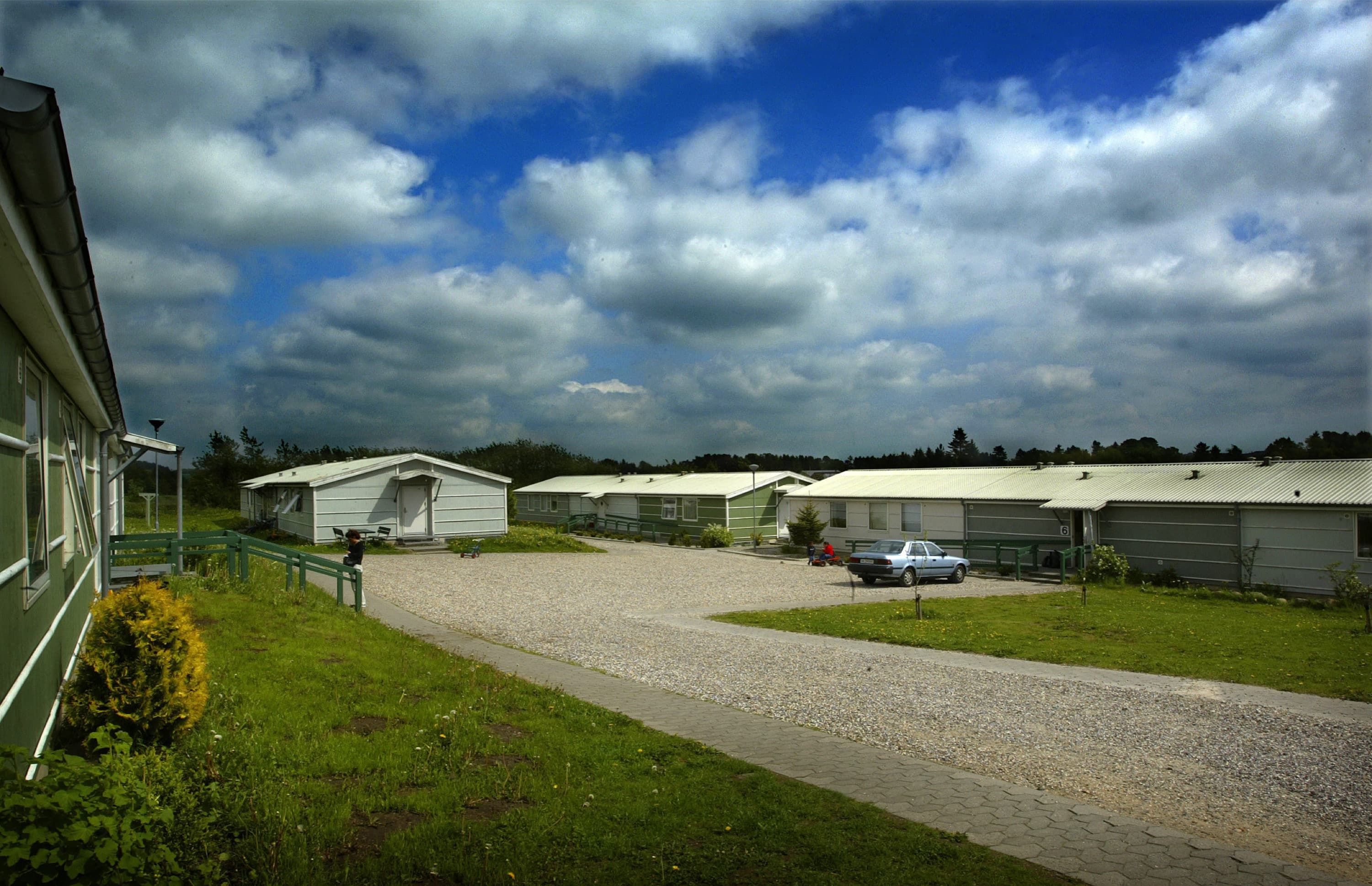 Som følge af flygtningestrømmen fra især Bosnien i 90’erne blev der oprettet statslige flygtningelandsbyer - blandt andet denne i Broby, som kunne huse 122 flygtninge. S og DF mener, at den aktuelle situation kalder på en løsning i samme stil.
Foto: Andreas Szlavik / Polfoto