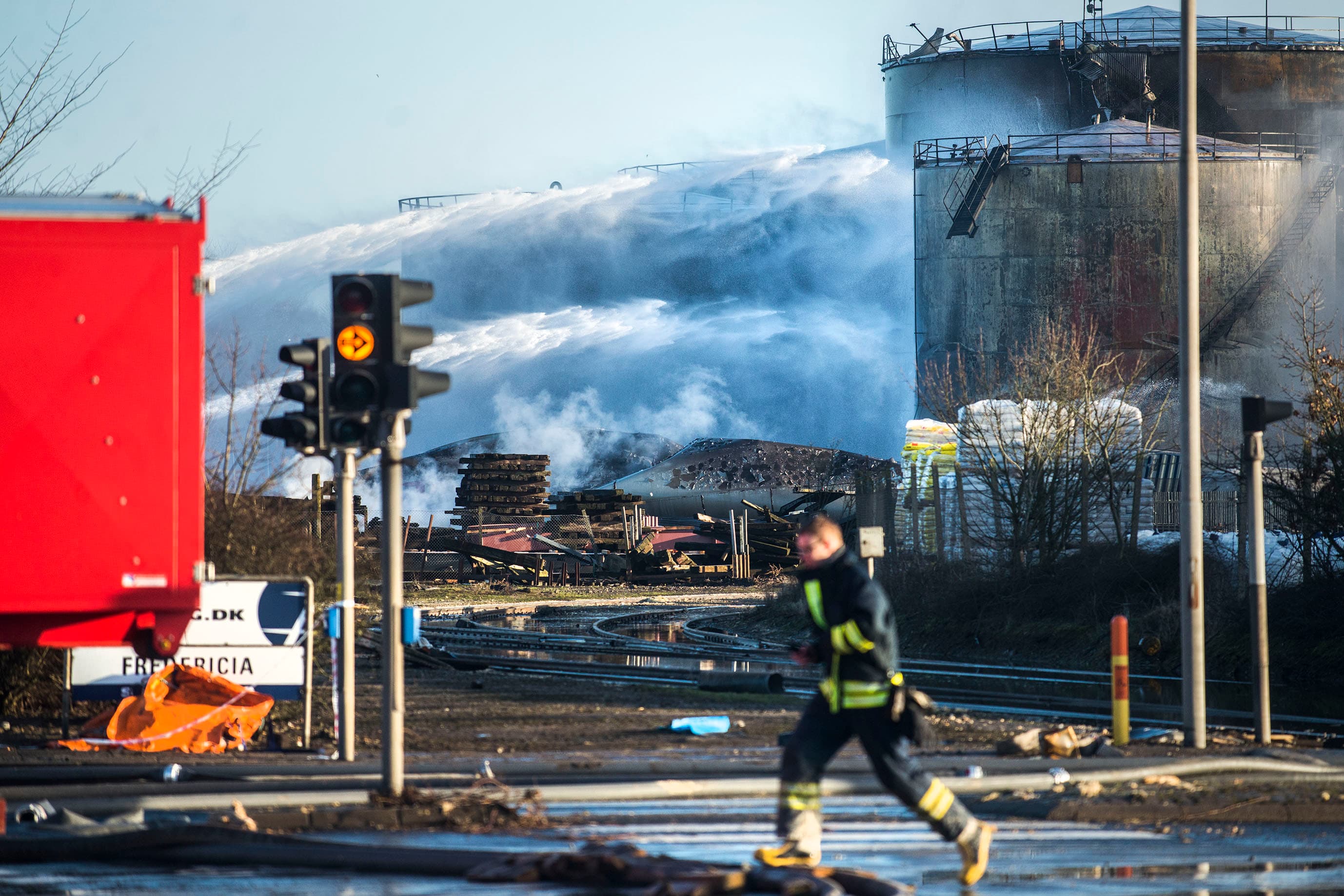 Det nye fælleskommunale redningsberedskab Trekantbrand kom på sin første store opgave, da der i februar opstod en storbrand på Fredericia Havn. Branden var en af de største i nyere tid og en miljøkatastrofe, hvor en tsunami af palmeolie og gødning fra de brændende tanke skyllede ud i Lillebælt. Fredericia Kommune overvejer et sagsanlæg mod ejerne af de ødelagte tanke.
Foto: Mads Hansen / Polfoto
