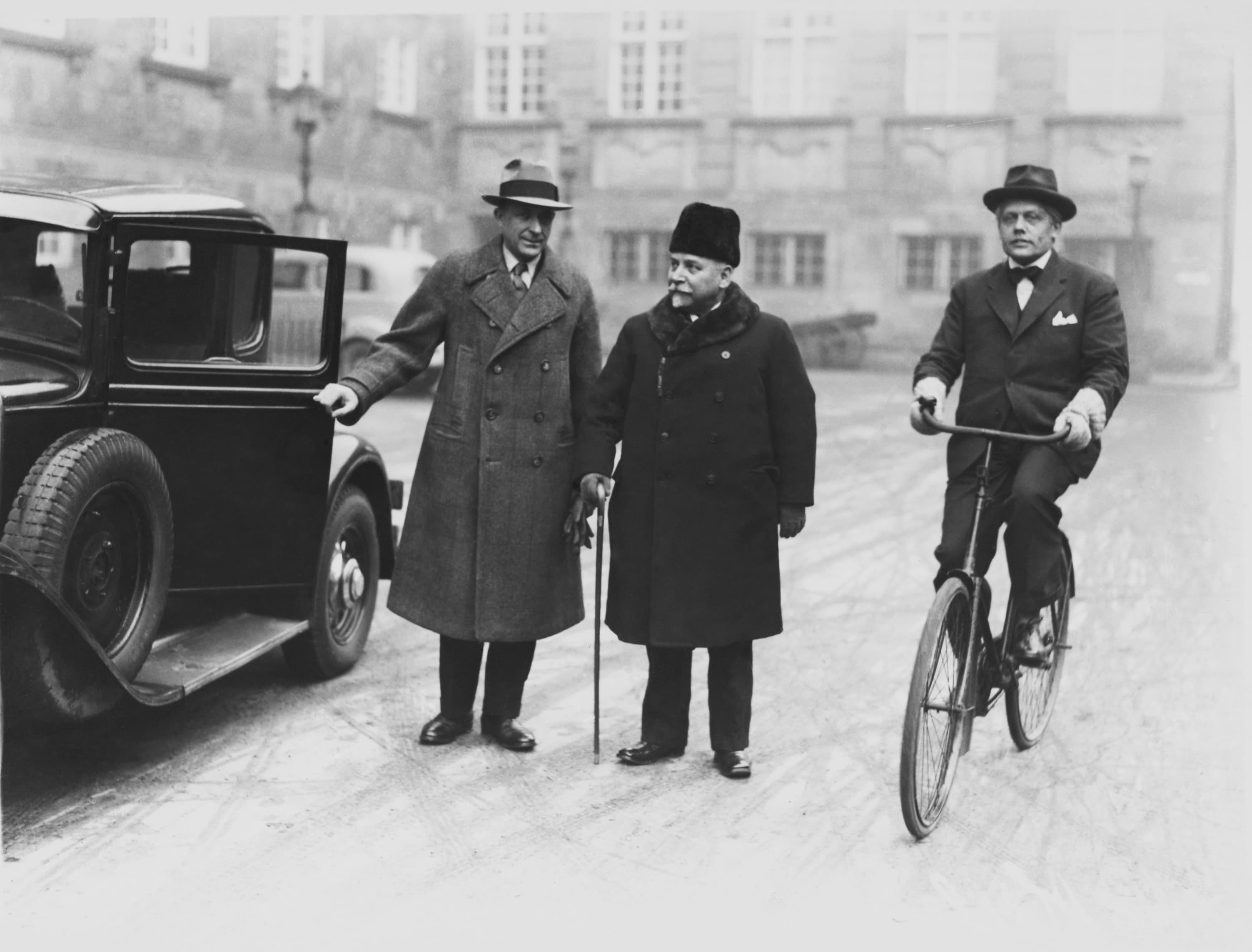 John Christmas Møller (på cykel) og konseilspræsident Carl Theodor Zahle ankommer til Christiansborg. For Christmas Møller var bønderne konservative kernevælgere.
Foto: Tage Christensen / Polfoto