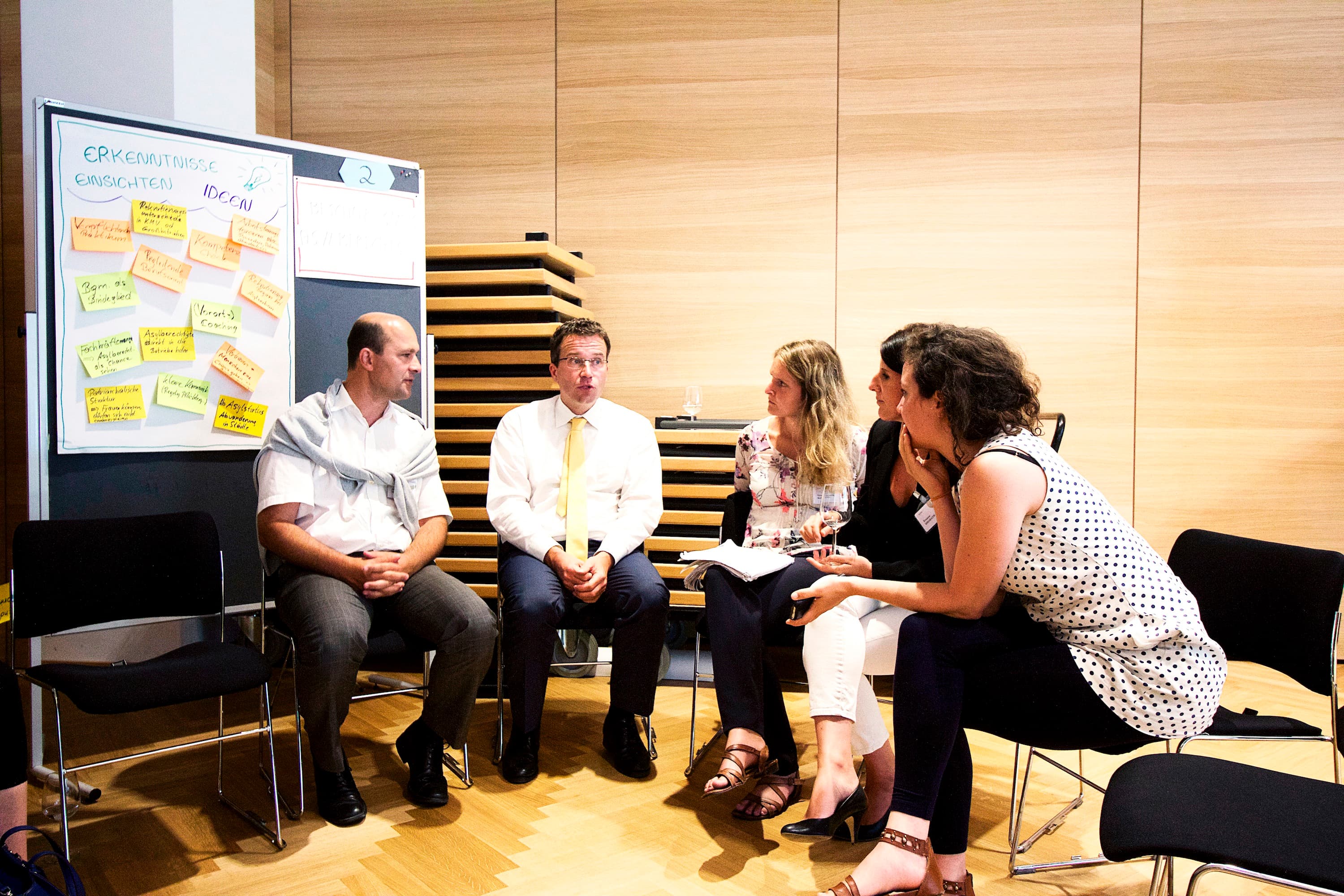 Johannes Kopf (nummer to fra venstre), direktionsmedlem hos Public Employment Service Austria, giver her input om beskæftigelse til nysgerrige borgmestre ved en af dagens workshops. Foto: Lisa van der Linden