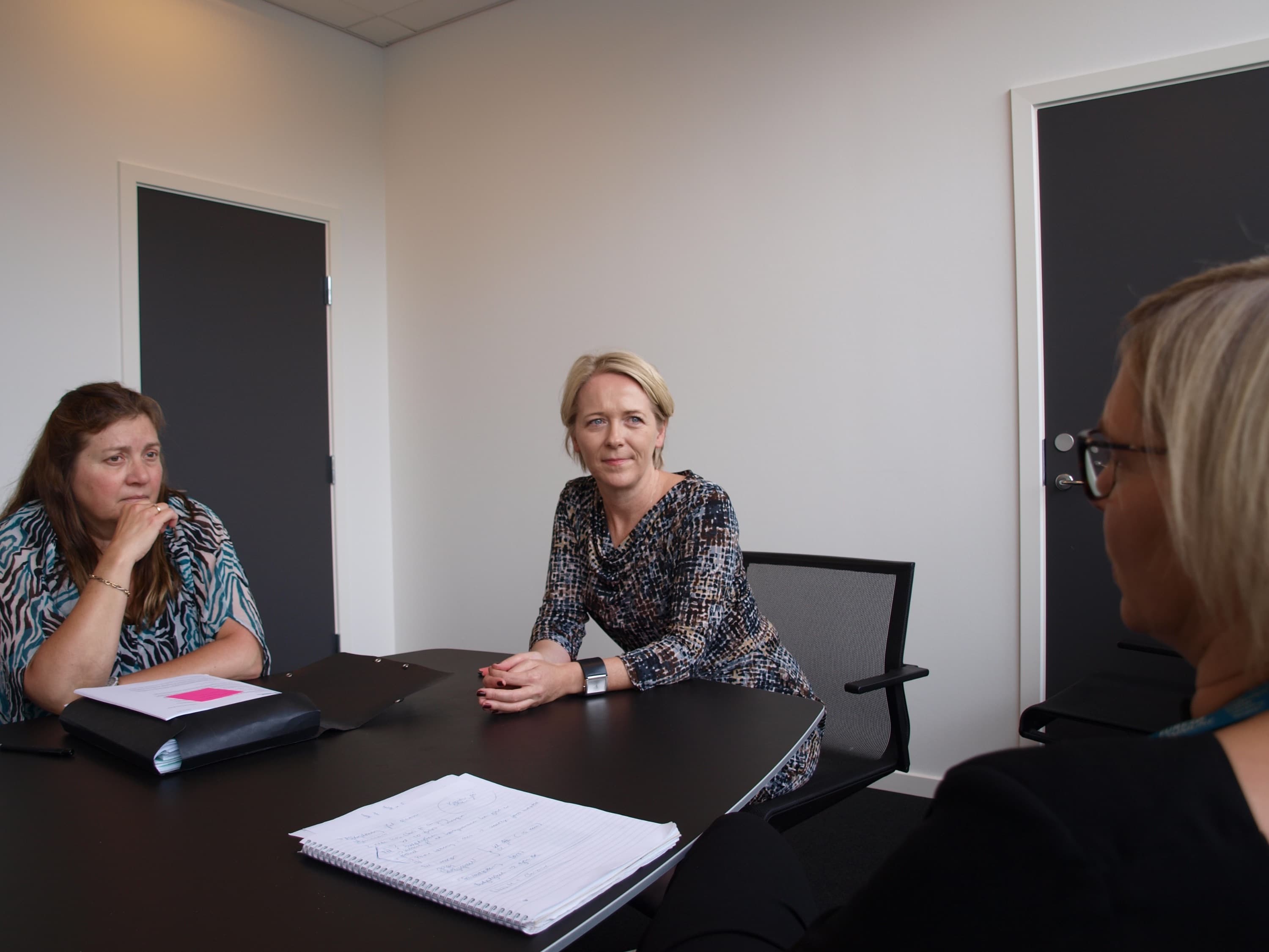 Mødet her med en gruppe medarbejdere holdes på det midlertidige rådhus i Farum, men Christine Brochdorf holder for tiden også møder med hvert enkelt byrådsmedlem et sted i Furesø Kommune.
Foto: Iben Augustsen