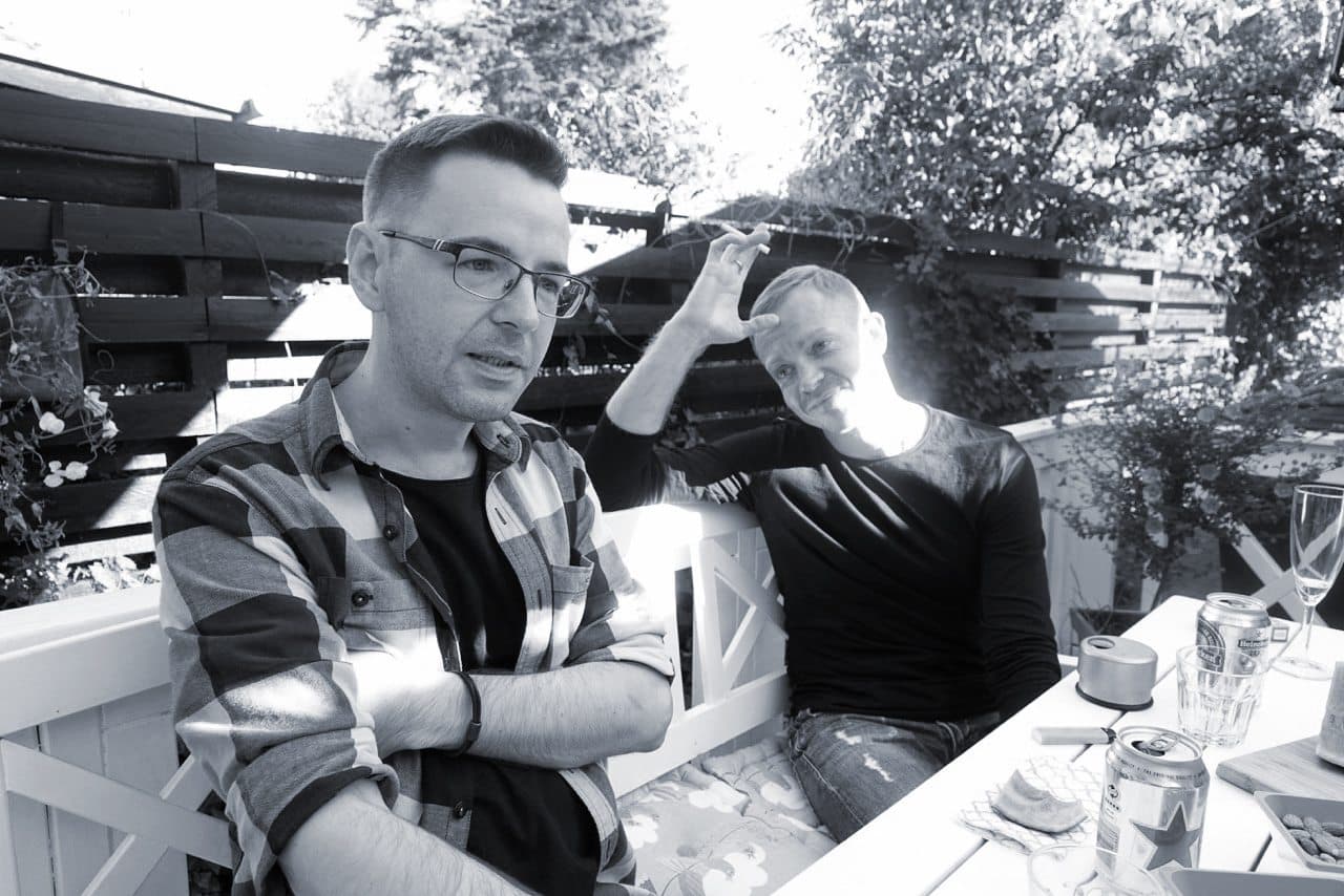 Det russiske ægtepar Andrej og Sergej måtte betale knap 3.000 kroner for at blive viet på Ærø, fordi kommunen havde ladet private aktører stå for fordelingen af vielsestider. Foto: Susanne Sayers 