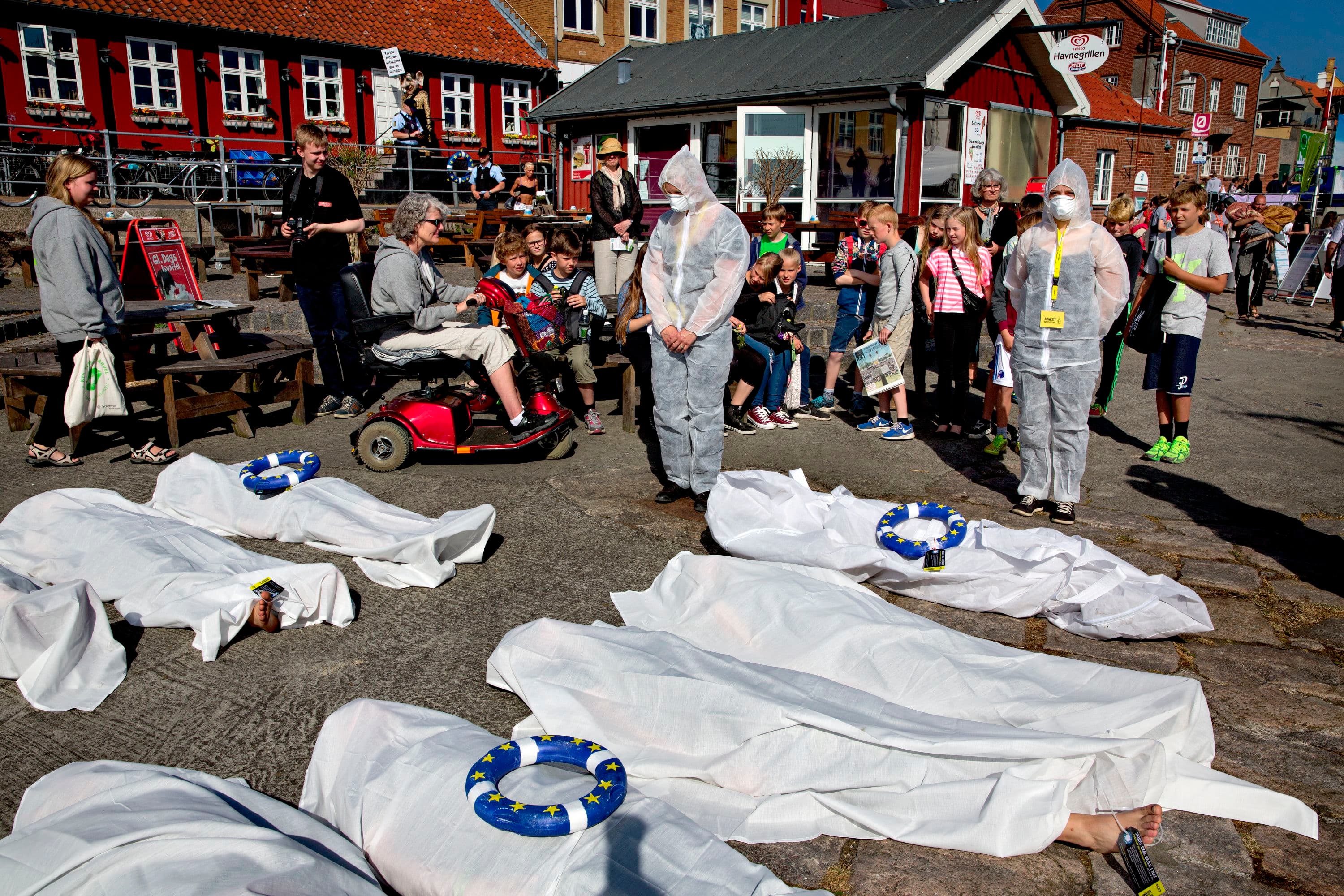 Tragedien i Middelhavet blev chokerende virkelig, da aktivister fra Amnesty mødte folk på kajen i Allinge. I ligposer.
Foto: Jacob Ehrbahn / Polfoto