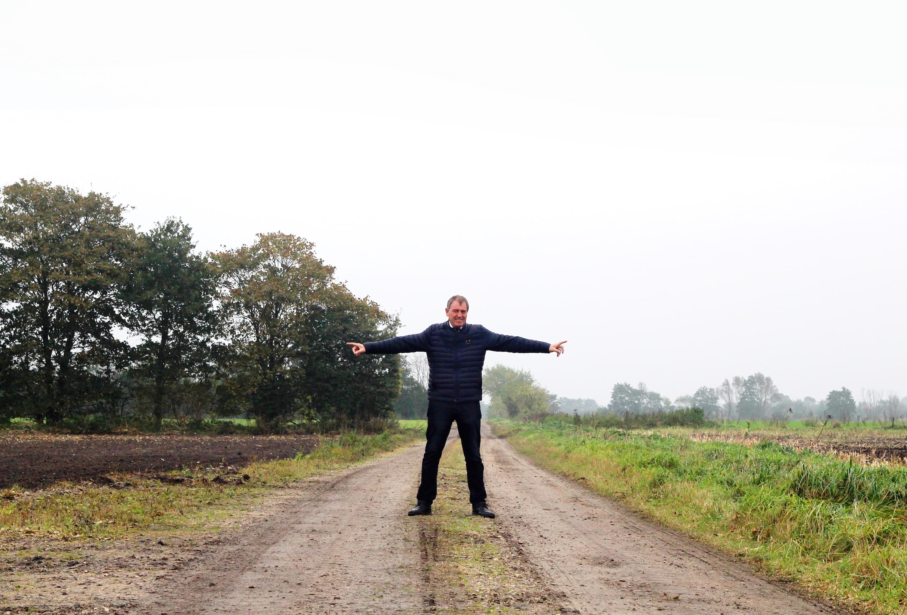 Til ventre ligger Danmark – til højre Tyskland. Og her gør grænsekontrol hverken fra eller til.  Thomas Andresen, V-borgmester i Aabenraa Kommune, har gjort sig bemærket med sin kritik af grænsekontrollen og regeringens flygtningepolitik. Som borgmester er han rundet af sin egn, hvor samhandel med andre lande og åbenhed overfor fremmede kulturer historisk har været – og stadig er – afgørende. 
Foto: Johan Seidenfaden