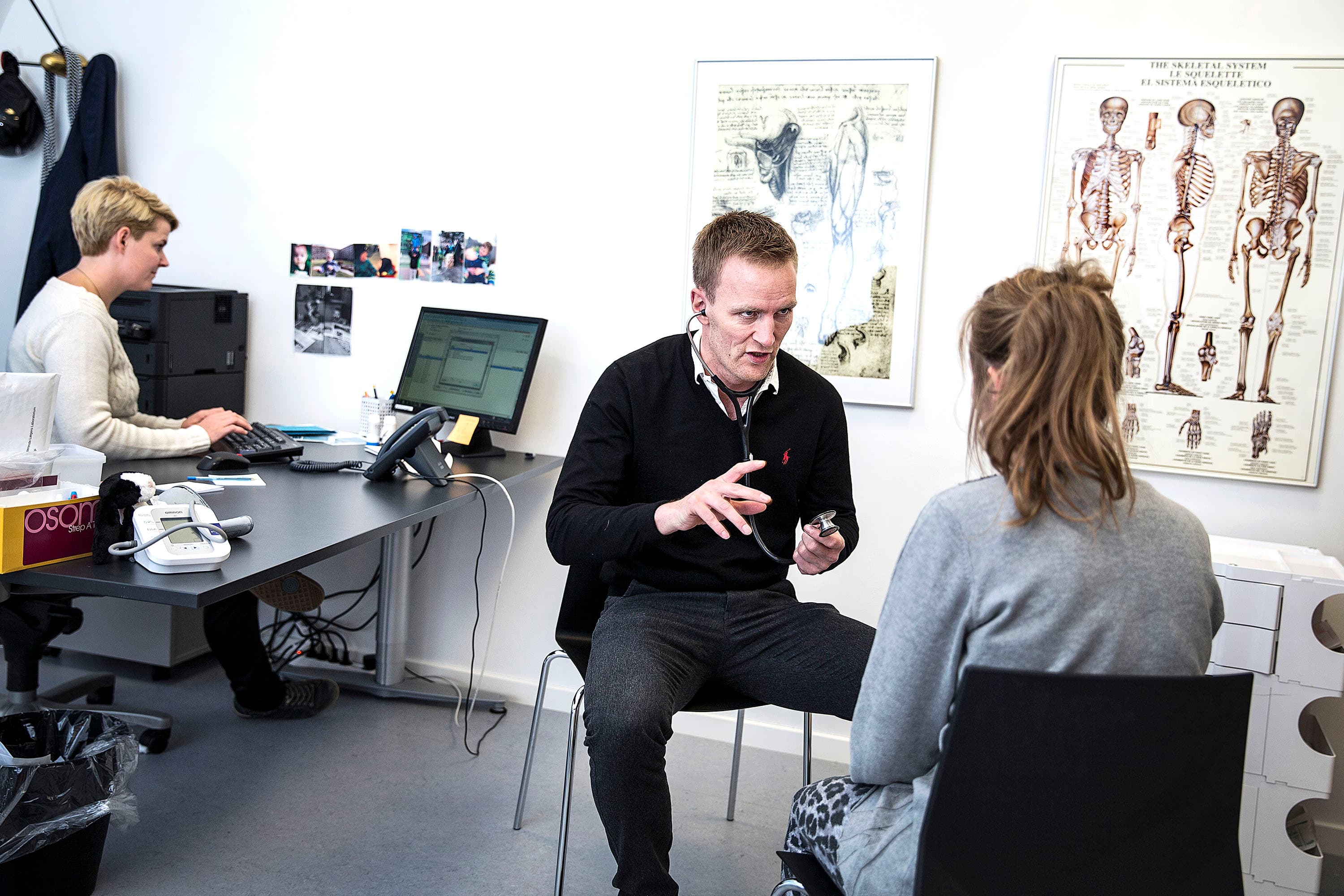 Praksislægen skal være populations-ansvarlig, og der skal ses på, om der i dag eksisterer de rigtige elektroniske muligheder for at overlevere oplysninger mellem læger, kommuner og regioner. Det foreslår Danske Regioner. Foto: Niels Hougaard / Polfoto
