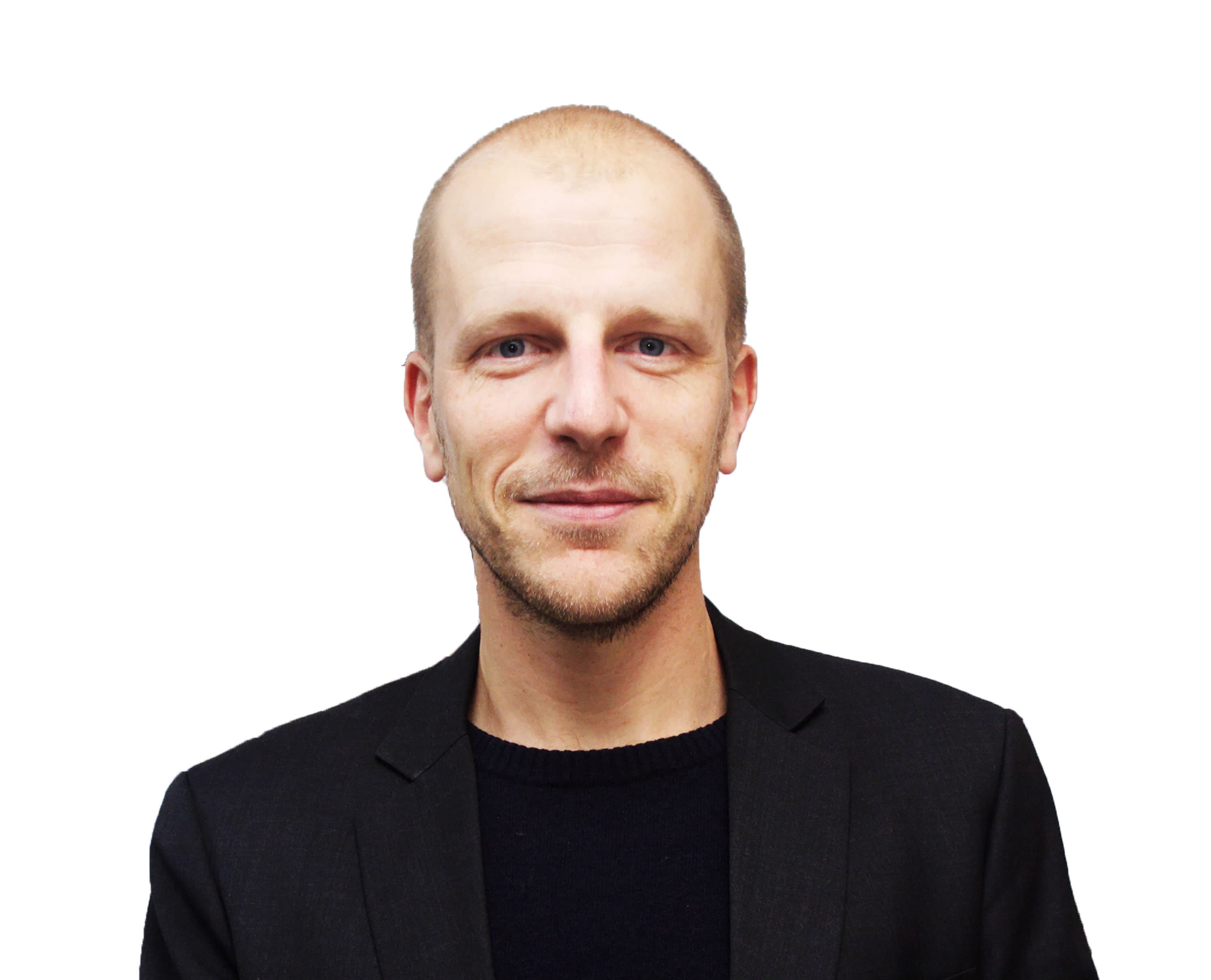 I januar flytter Folkemødets nye direktør, Mads Akselbo Holm, ind på drengeværelset hos sine forældre i Rønne. Og når der er fundet en passende bolig, følger familien trop. Foto: Folkemødesekretariatet.