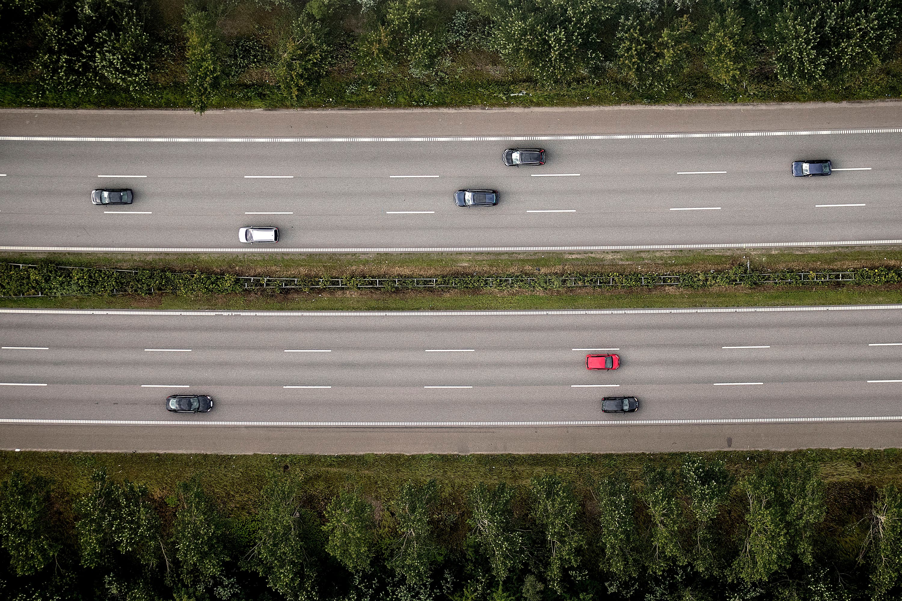 Introduktionen af førerløse biler vil ifølge Vejdirektoratet medføre, at trafikken stiger med 14 procent på vejene – på motorvejene hele 20 procent. Andre eksperter forudser, at den samlede bilpark vil blive reduceret betragteligt, fordi behovet for at eje en bil forsvinder.
Foto: Peter Hove Olesen / Polfoto