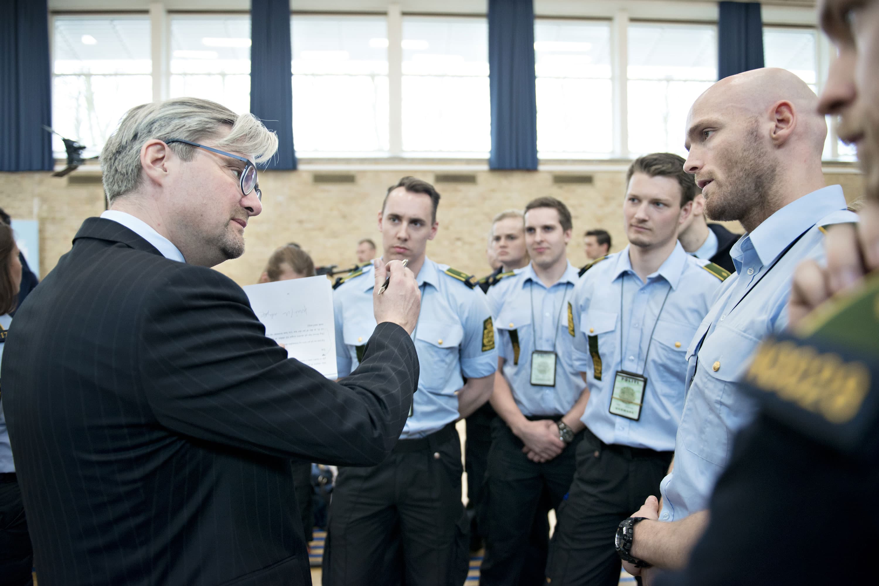  Justitsminister Søren Pind (V) besøger Politiskolen i Brøndby. Regeringen vil placere en ny politiskole i Herning, hvor Venstre-manden Lars Krarup er borgmester. Men op til beslutningen har mange andre kommuner brugt ressourcer på at byde sig til.
Foto: Lars Krabbe / Polfoto
