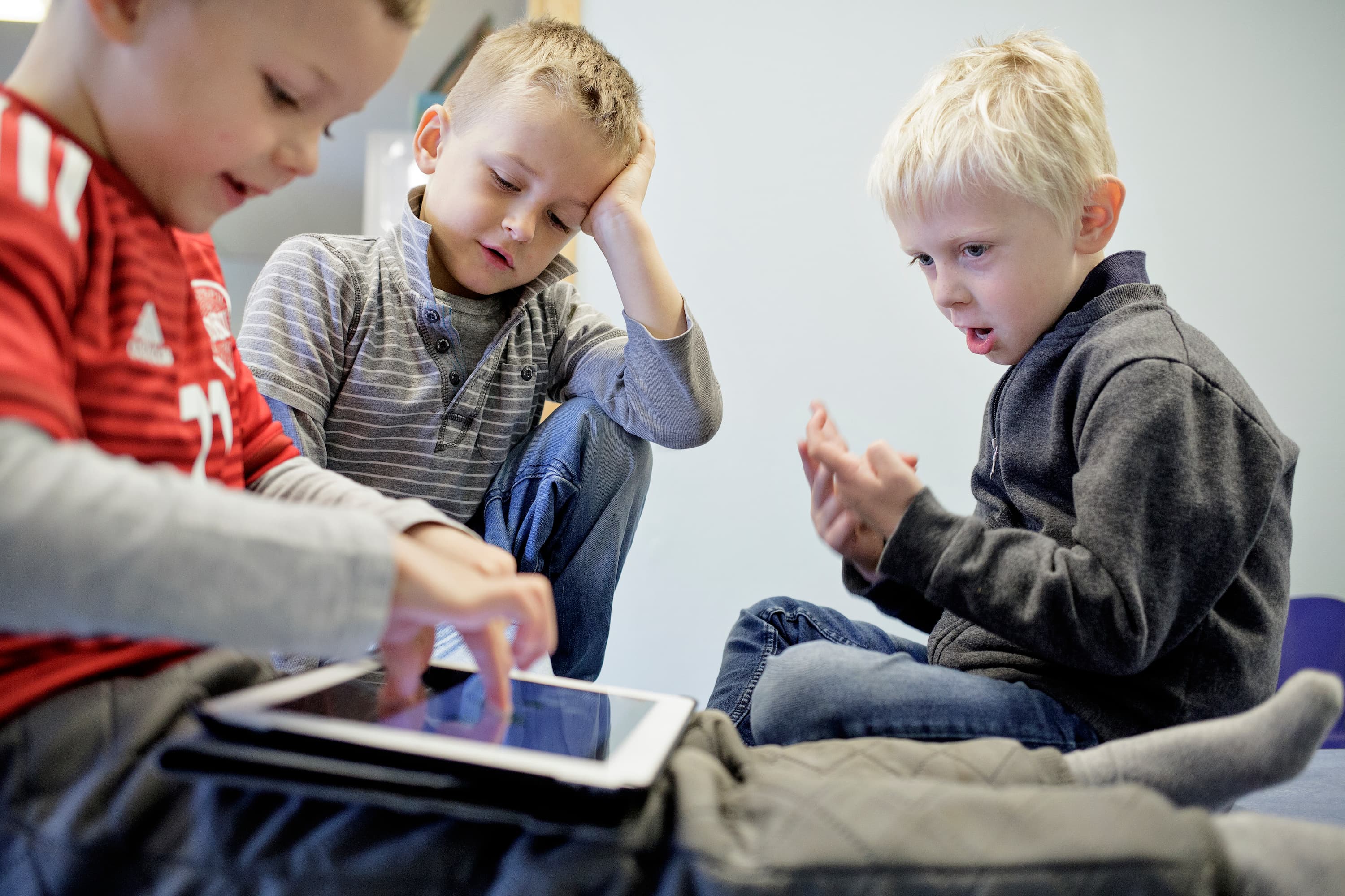 Der mangler nye tal for, i hvor høj grad teknologien bliver brugt i institutioner, særligt for de mindste børn, men intentionen i loven er ikke til at tage fejl af: Børnene skal lære at håndtere den digitale teknologi. Foto: Lasse Kofod / Polfoto