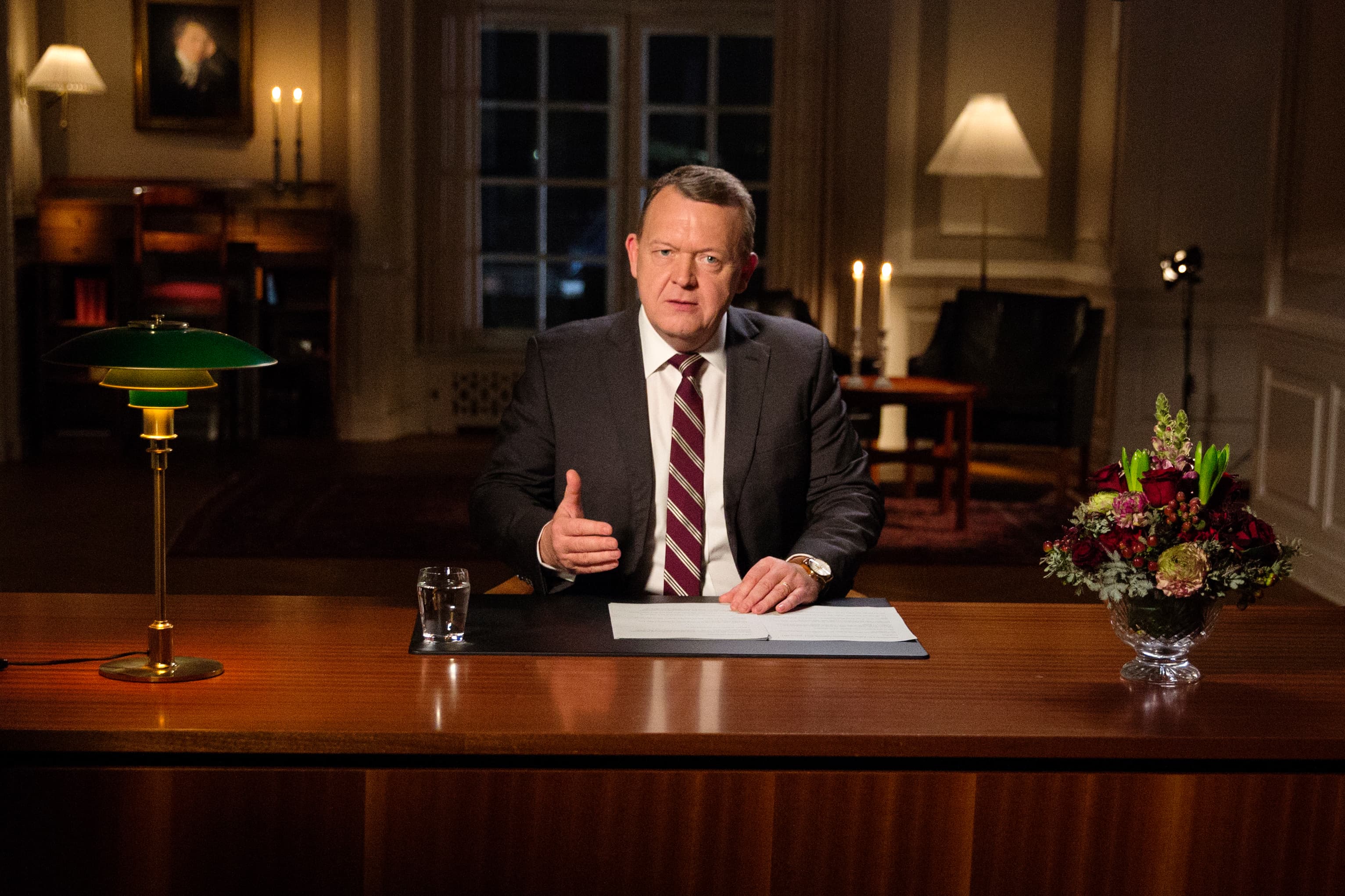 Statsminister Lars Løkke Rasmussen (V) afholdte traditionen tro nytårsdag sin nytårstale. Her kiggede statsministeren både tilbage på året, der er gået, og frem mod de politiske initiativer, han vil igangsætte i 2017. Som noget nyt blev nytårstalen leveret live, og Lars Løkke havde valgt at tale fra Statsministeriet, noget som tidligere statsminister Helle Thorning-Schmidt også gjorde.
Foto: Melissa Hjerrild / Polfoto