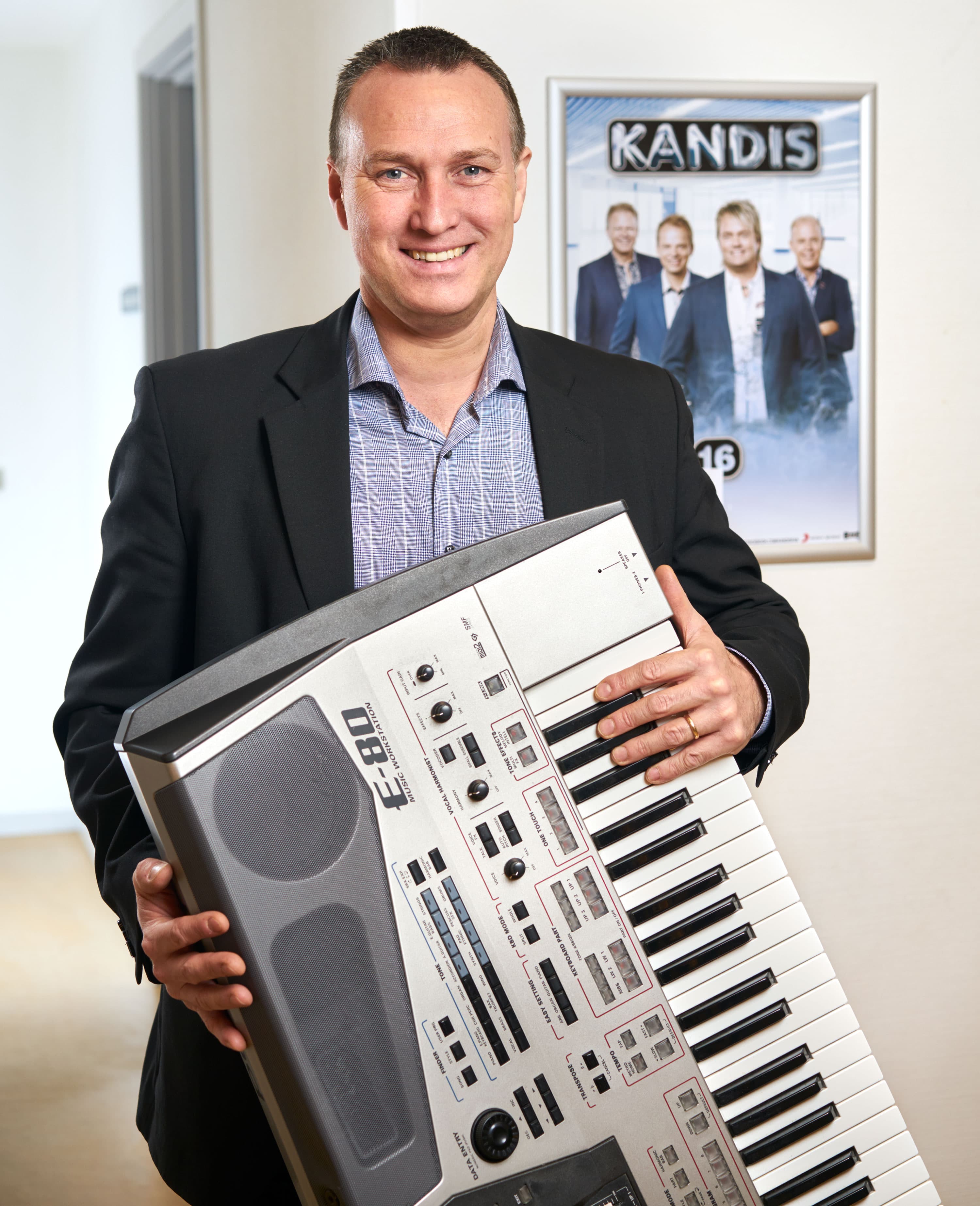 Carsten Rasmussen, Kandis-fan og suppe-steg-is musiker, er taget i Toksværd Hallen med sit keyboard. Han glæder sig til Kandis-koncerten den 25. februar - og står klar i kulissen, hvis der bliver brug for ham på scenen.
Fotograf: Steen Knarberg