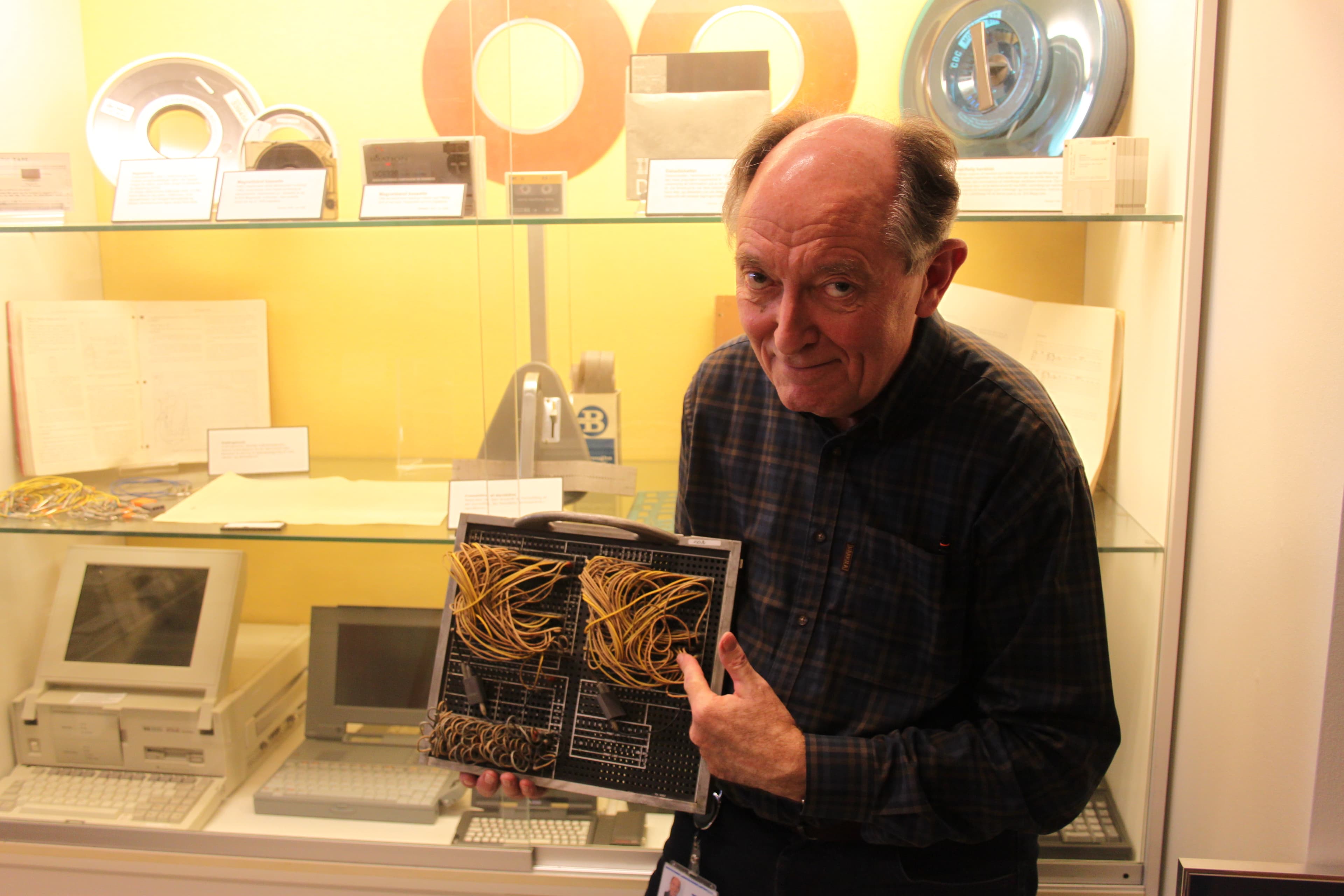 Bruno Mølgaard har været med næsten helt fra starten, og har sammen med sin arkiv-makker stablet et mini-museum på benene i kælderen under KMD-afdelingen i Aalborg.
Foto: Jens Holm